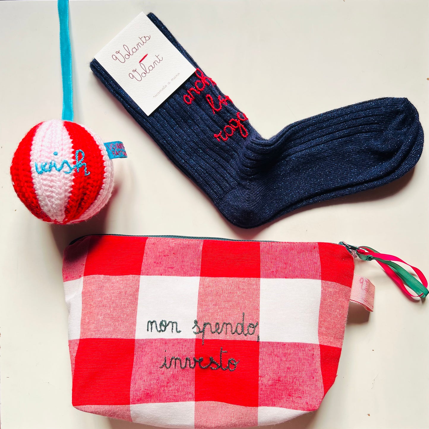 Pochette a barchetta in tela a quadri rosso "non spendo, investo “ ricamata a mano