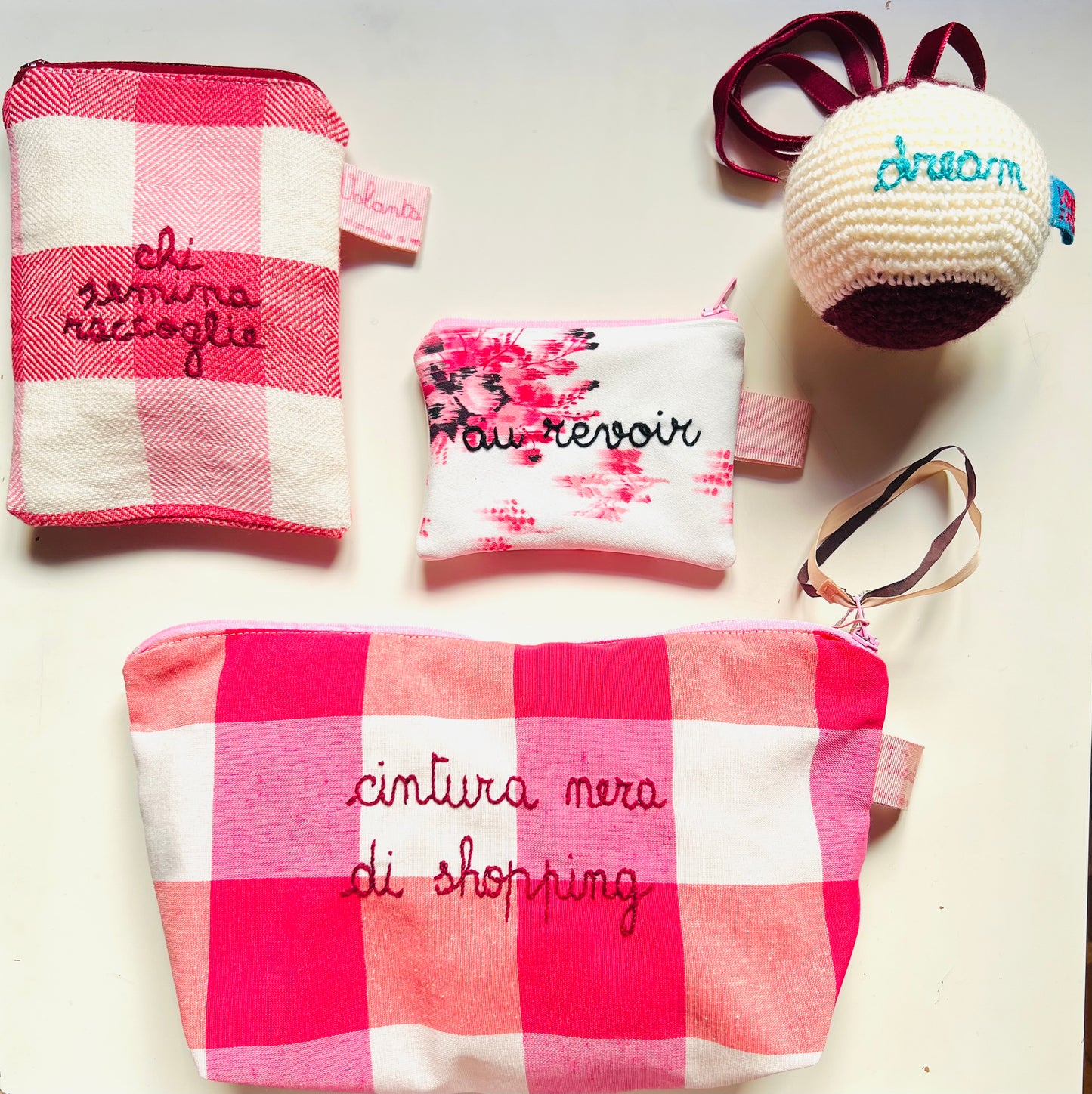 Pochette a barchetta in tela a quadri fucsia "cintura nera di shopping “ ricamata a mano