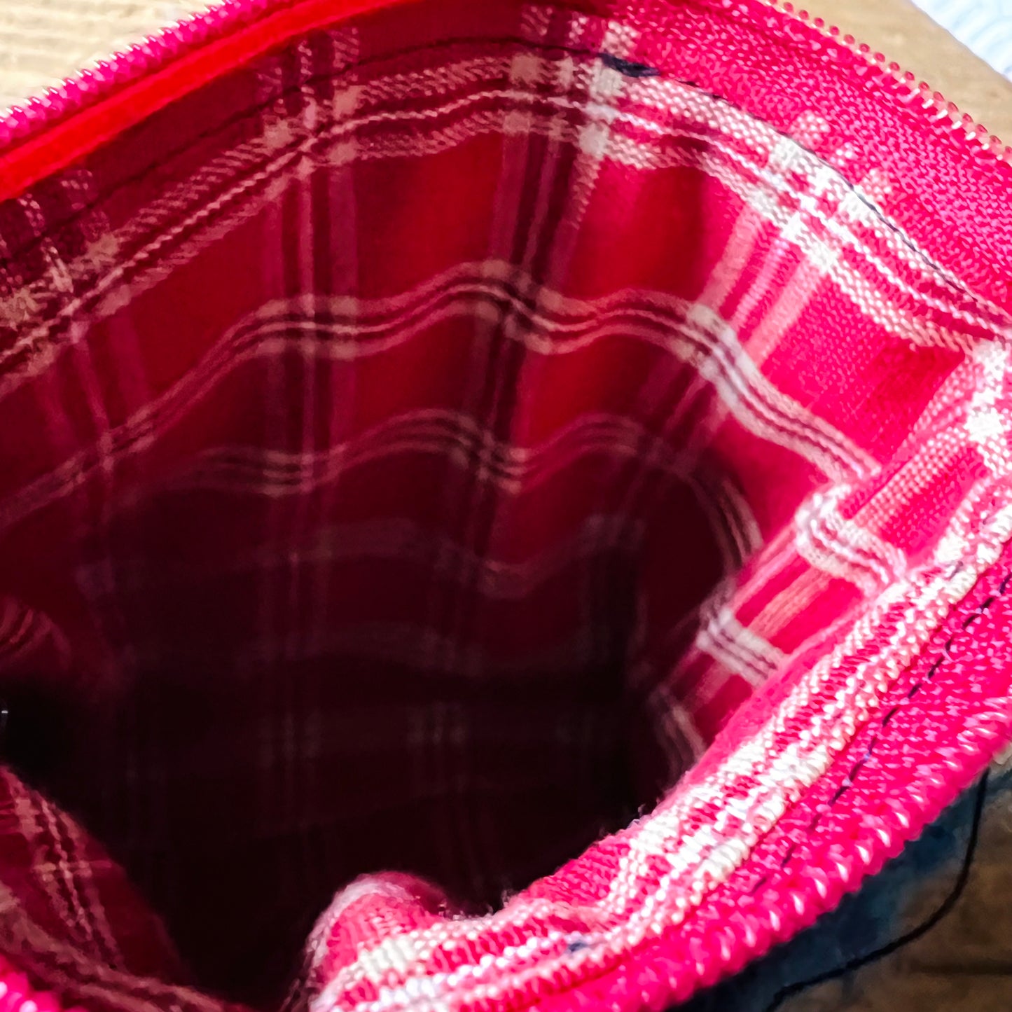 bustina plaid quadri azzurro e bluette "make a wish" ricamata a mano