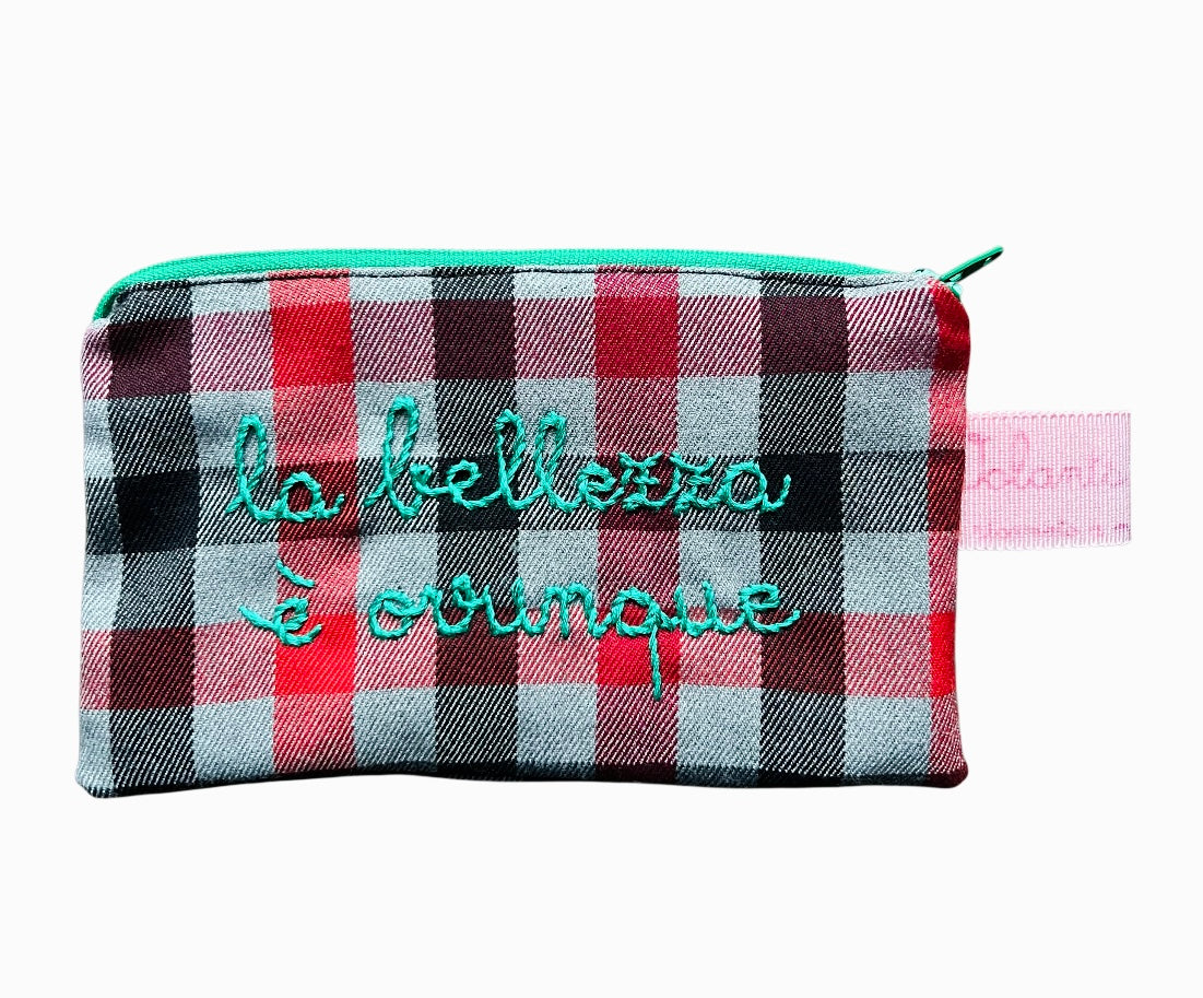bustina in tartan grigio e rosso "la bellezza e' ovunque" ricamata a mano