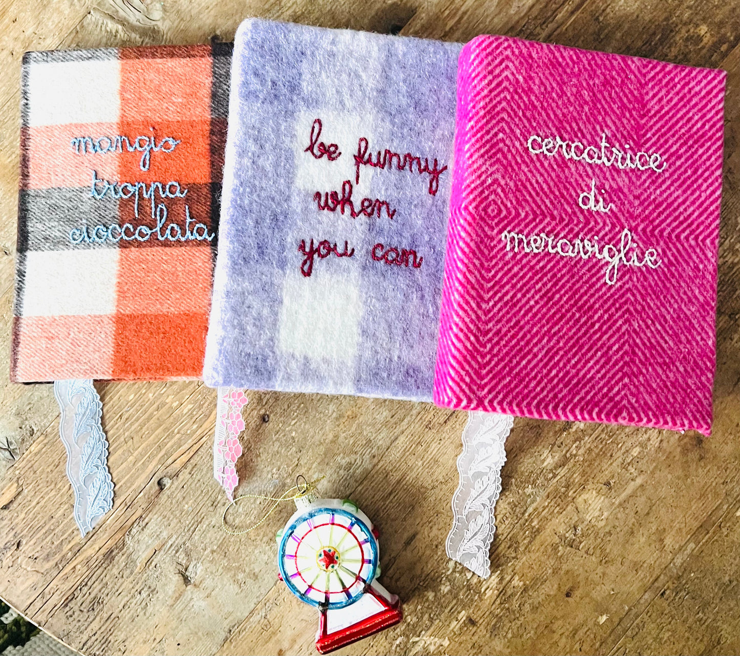 Quaderno in lana plaid vichy lilla “be funny when you can” ricamato a mano