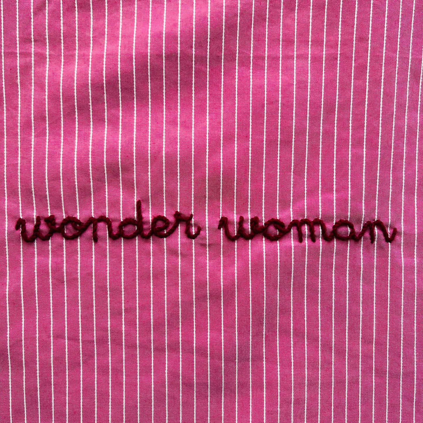 shopping bag "wonder woman" rosa peonia con righine bianche in rilievo e manici volants
