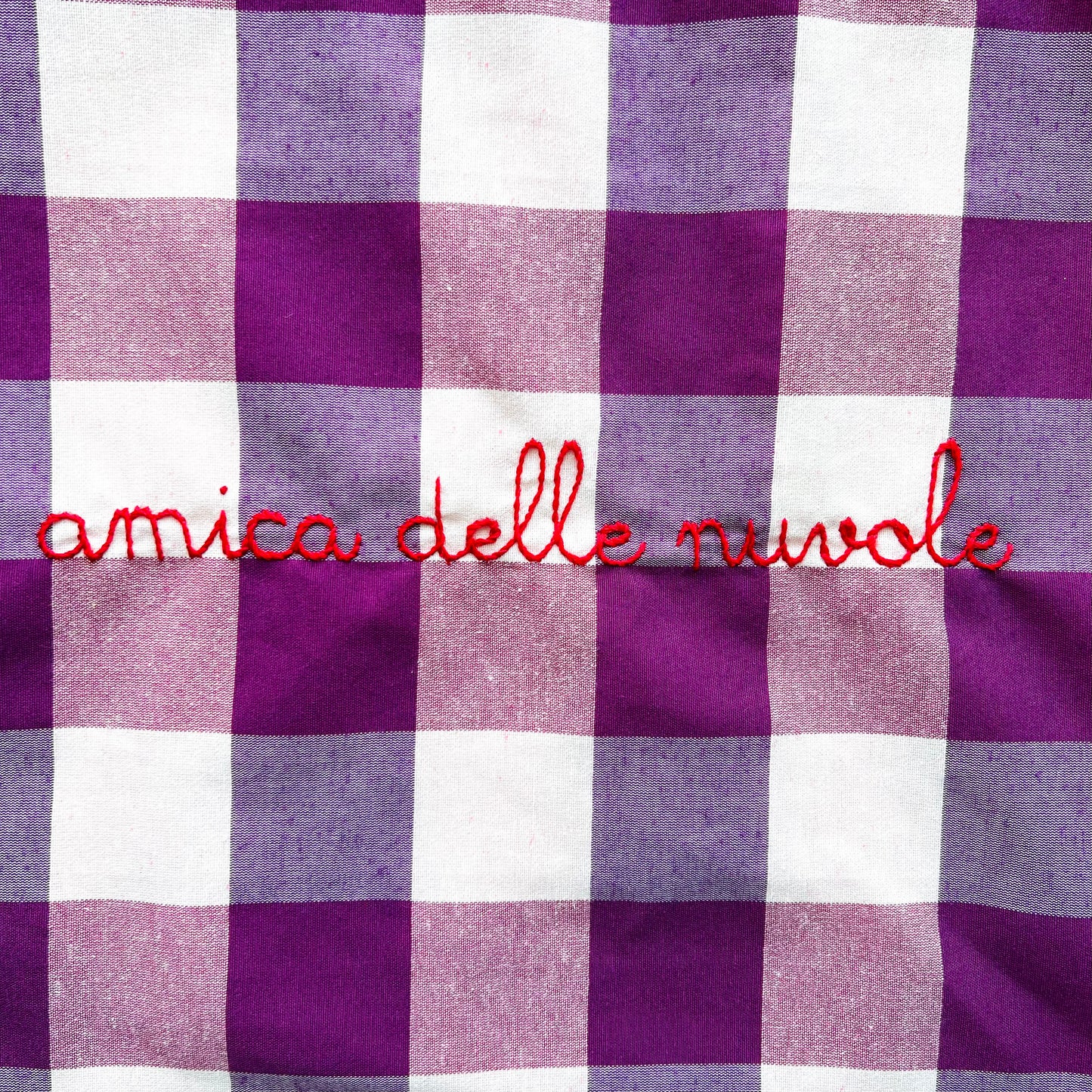 shopping bag "amica delle nuvole" vichy viola ricamata a mano con manici volants