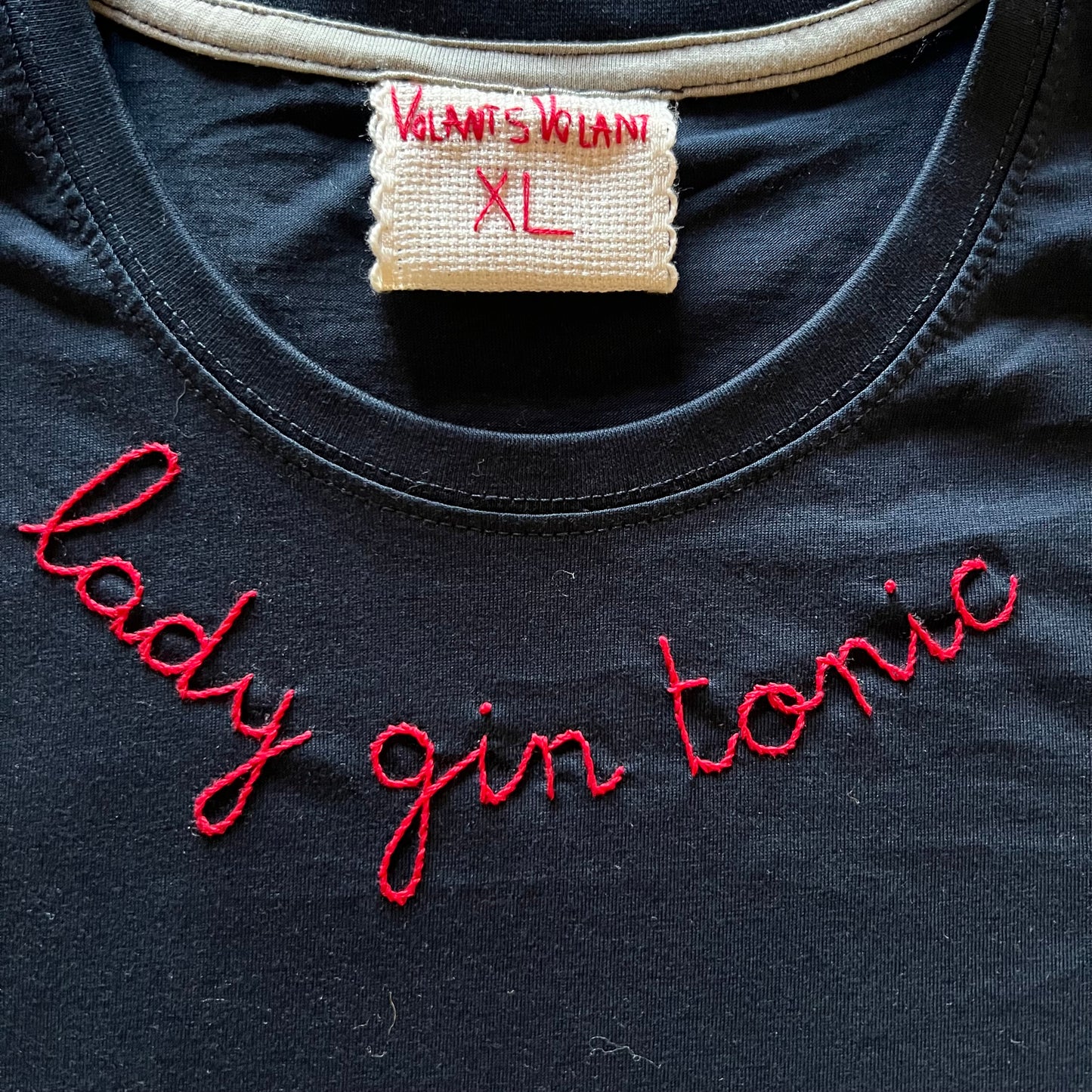 t-shirt blu navy ricamata a mano "lady gin tonic" in rosso