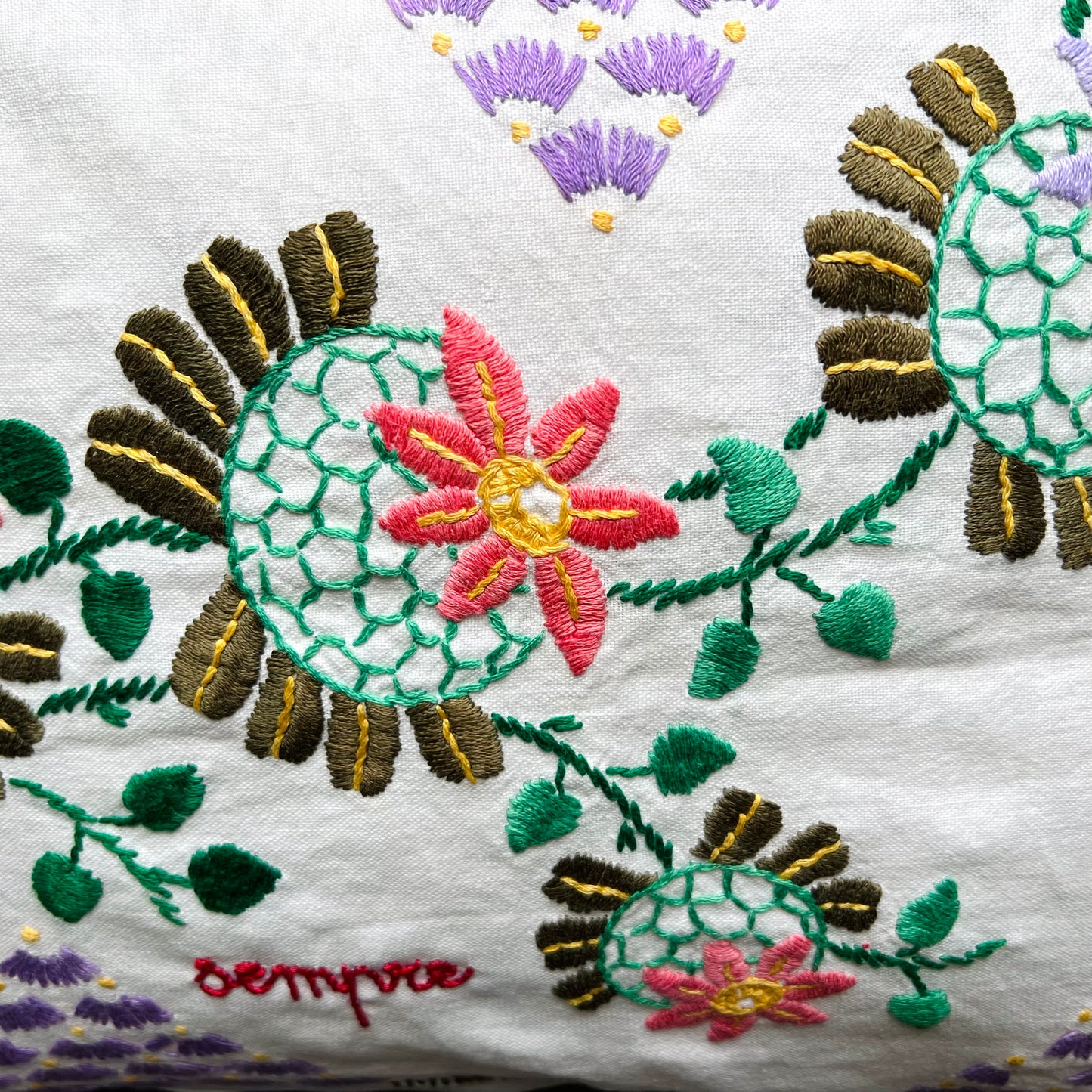 Cuscino in lino ricamato a mano con fiori "i fiori hanno sempre ragione"