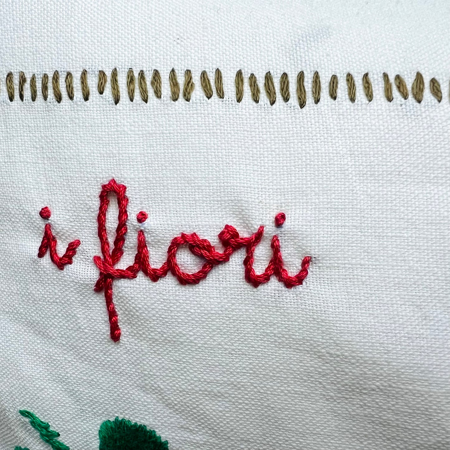 Cuscino in lino ricamato a mano con fiori "i fiori hanno sempre ragione"
