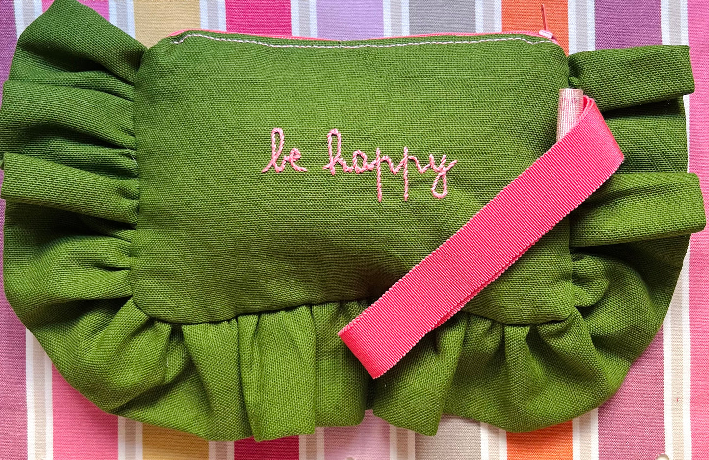 pochette mille usi in tela di cotone verde erba "be happy" ricamata a mano