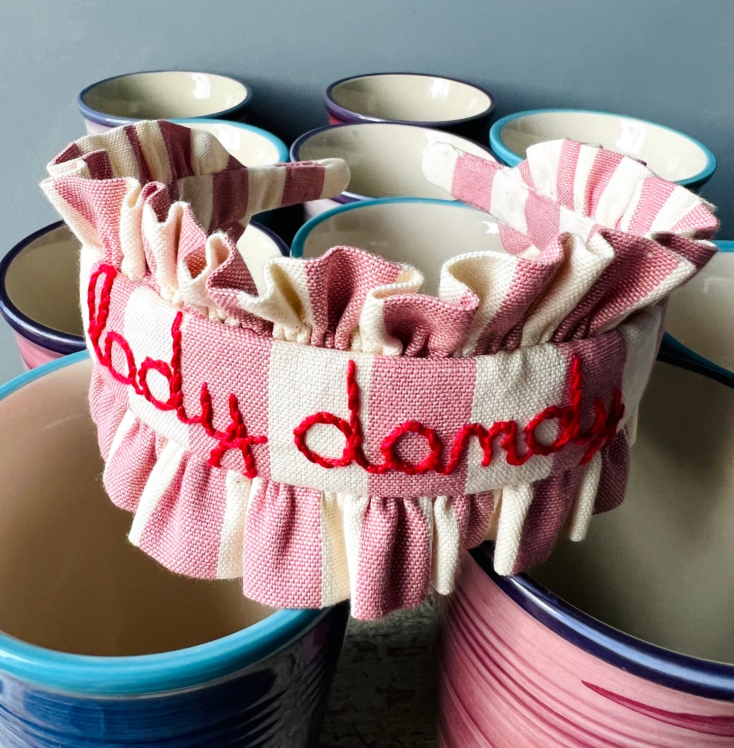 cerchietto per capelli con volants righe rosa malva “lady dandy“ ricamato a mano