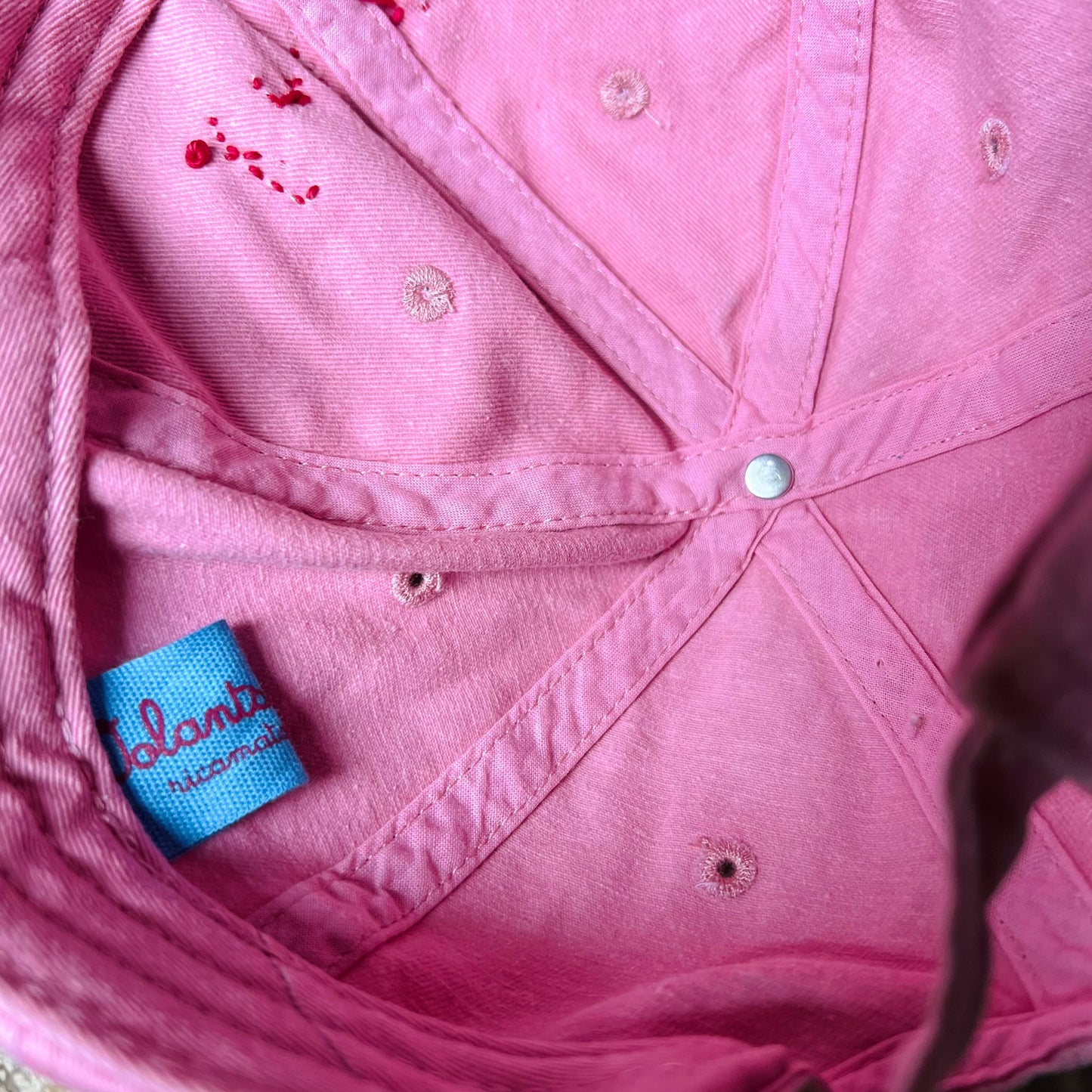cappello con visiera rosa stone washed “bonjour mon amour” ricamato a mano