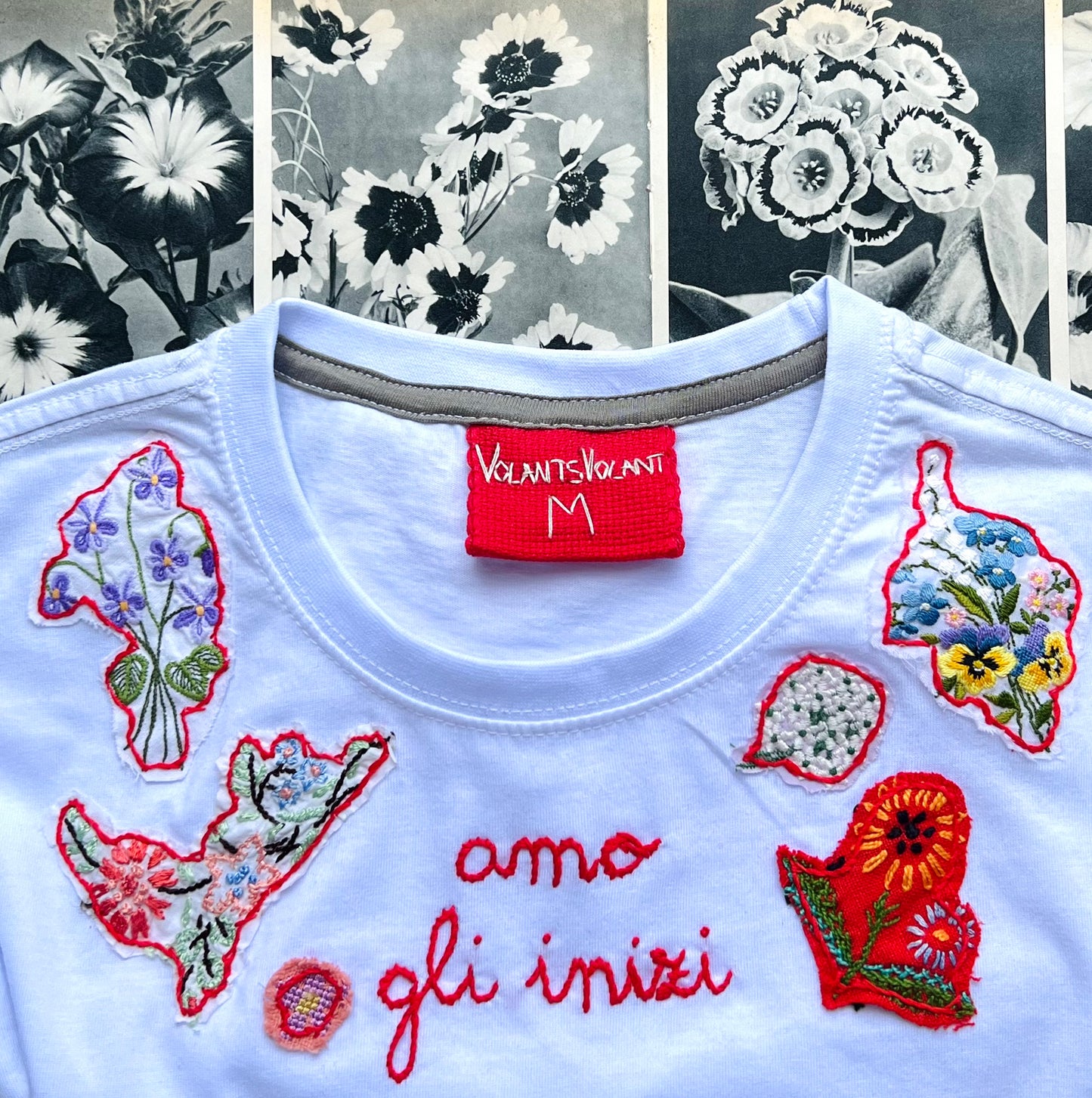 t-shirt bianca con applicazioni a mano “amo gli inizi” ricamata a mano