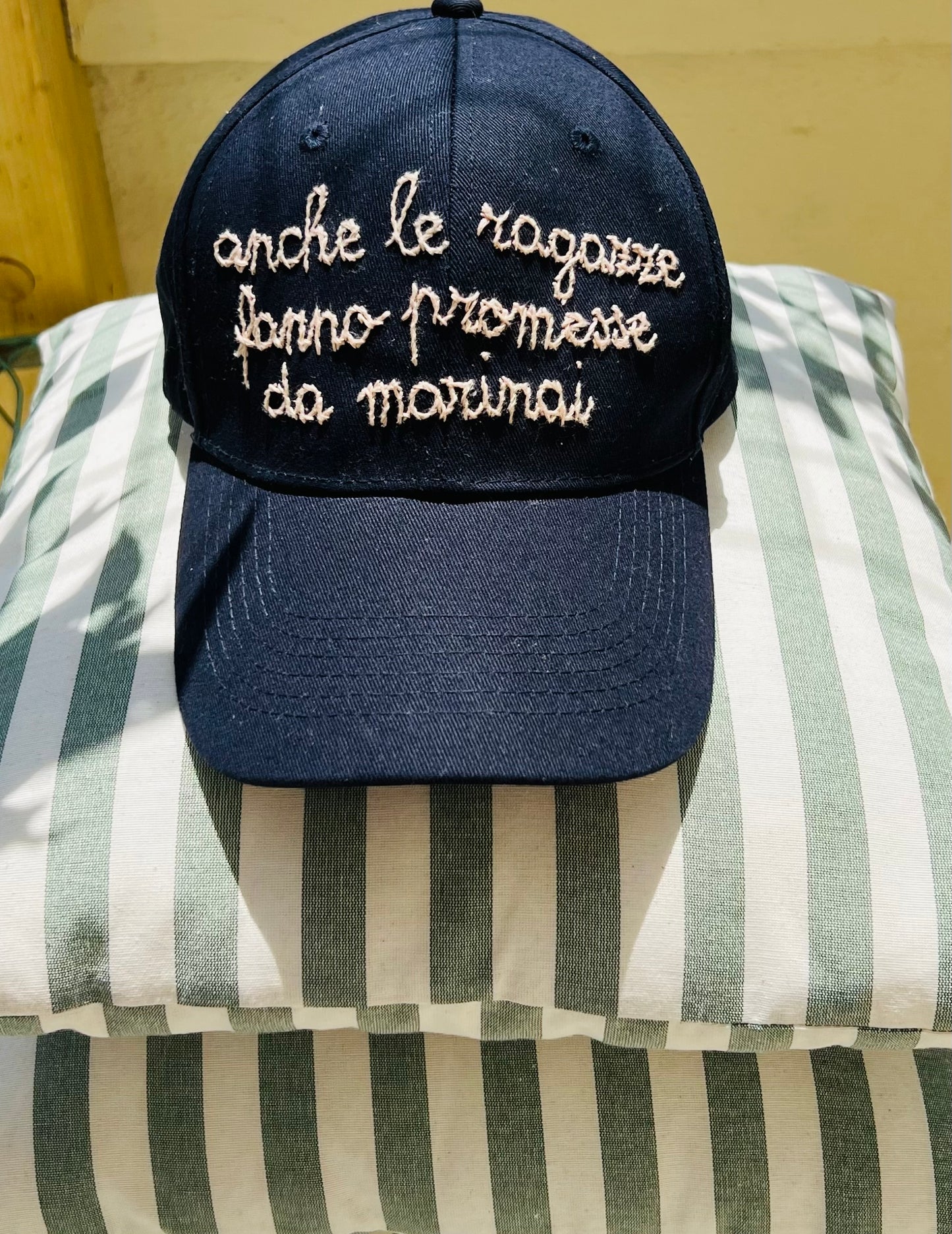 cappello da baseball blu scuro “anche le ragazze fanno promesse da marinai” ricamato a mano