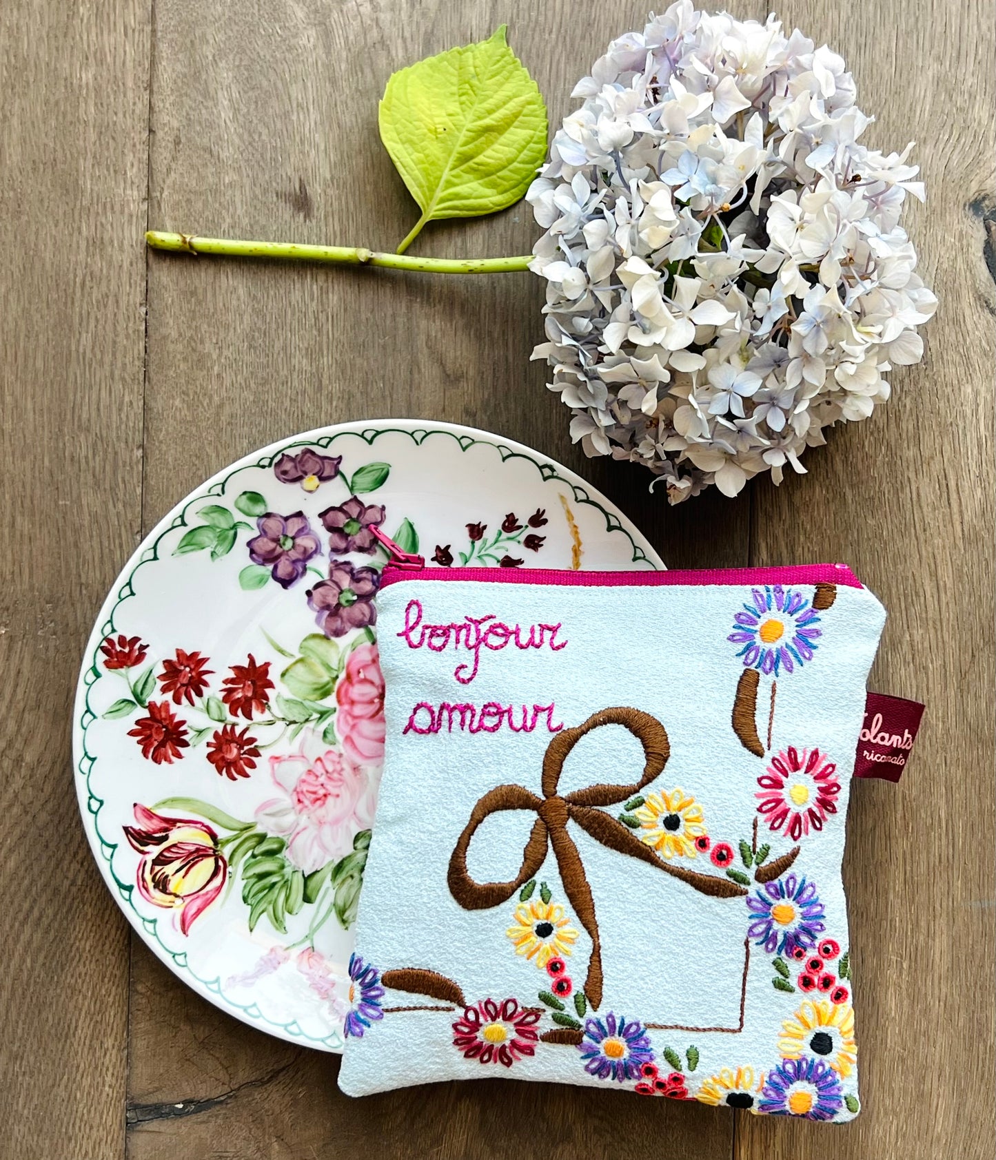 Bustina ricamata con fiori e fiocchi “Bonjour amour” ricamata a mano