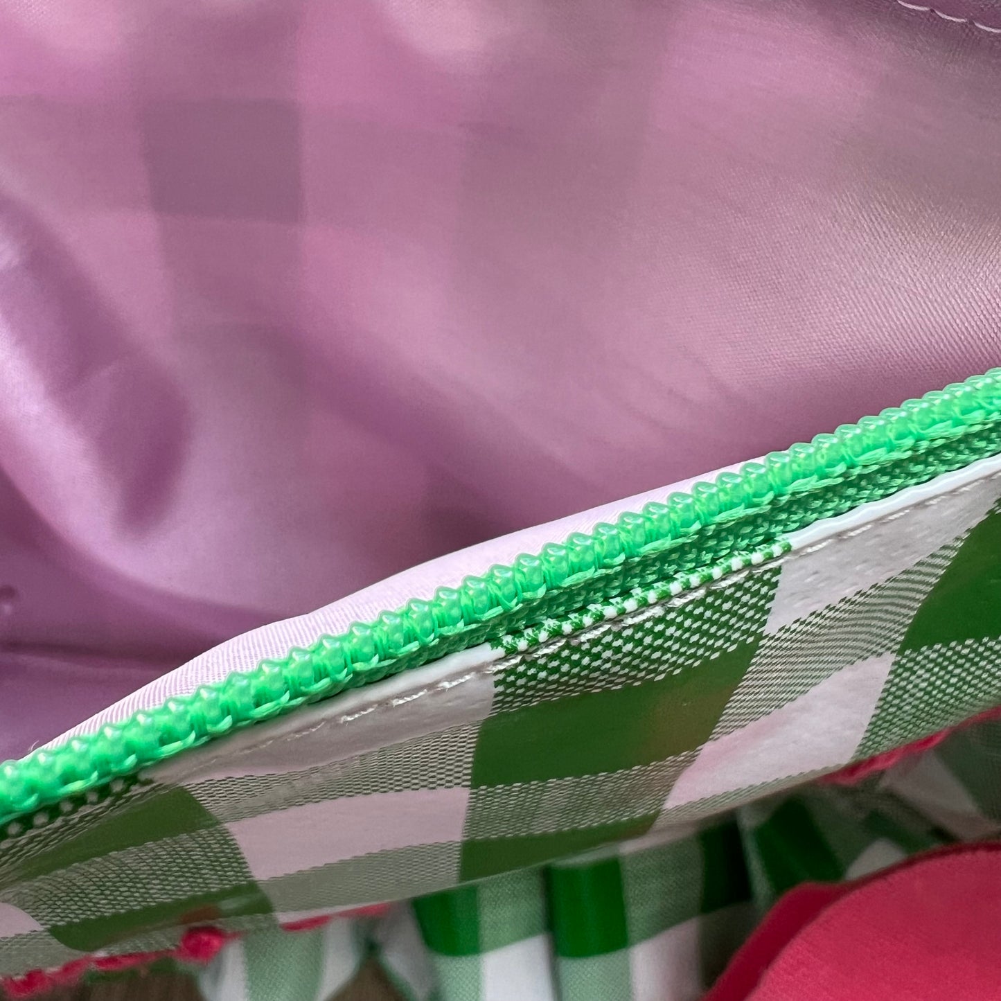 bustina mille usi in tessuto cerato vichy verde ricamata a mano "sognatrice pratica"