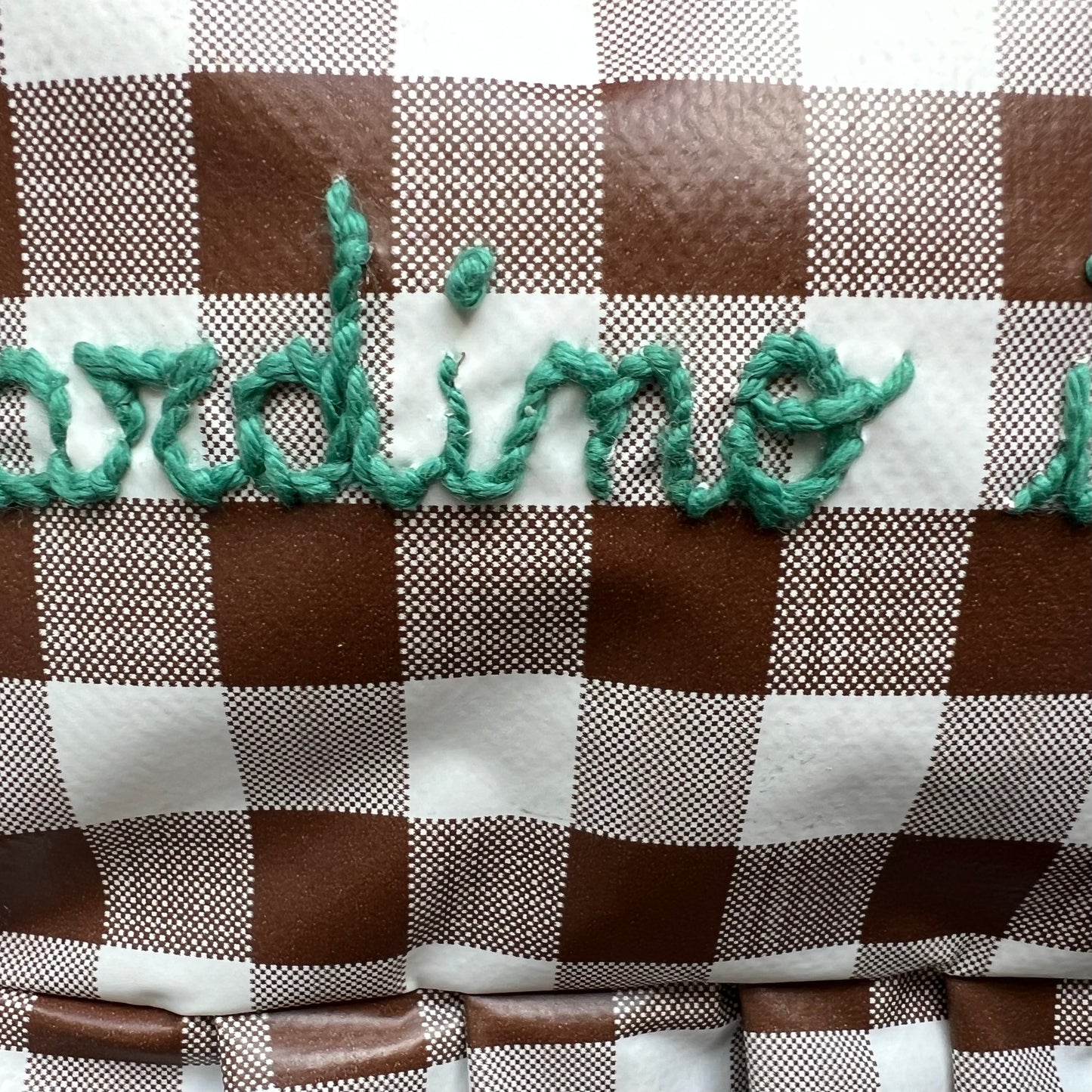 bustina mille usi in tessuto cerato vichy marrone cioccolato ricamata a mano "giardino interno"