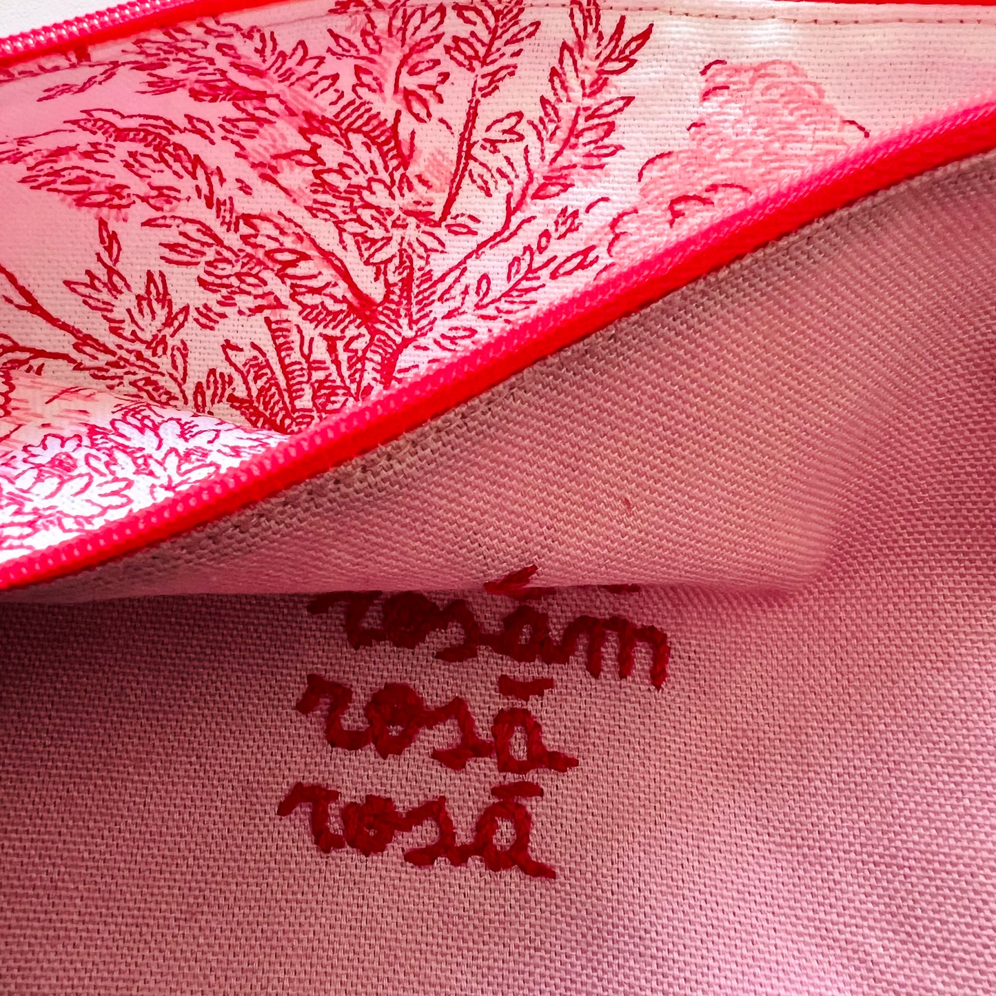 bustina in tela panama rosa peonia declinazione latina di rosa ricamata a mano