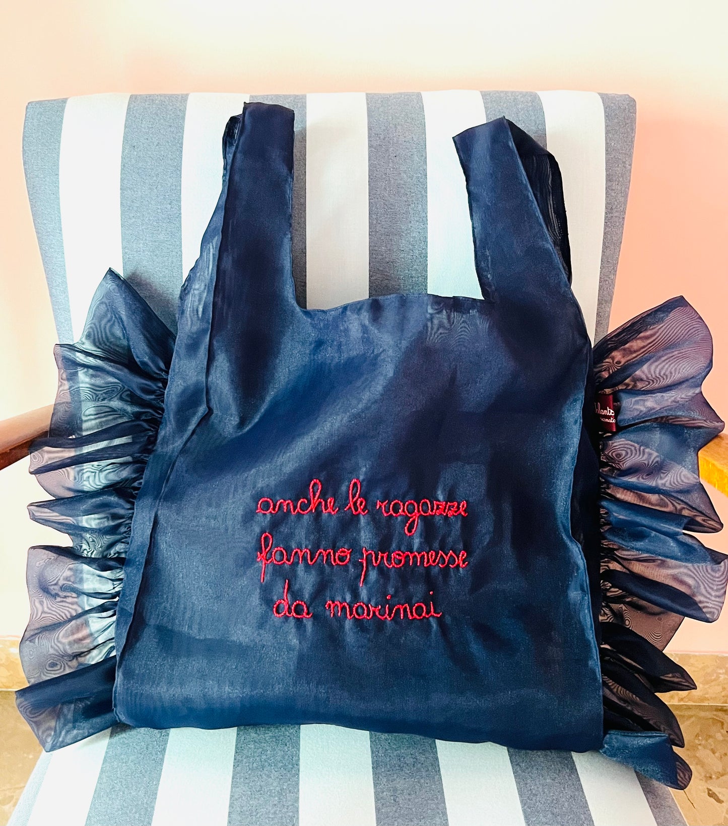 Borsa a mano in organza blu navy “anche le ragazze fanno promesse da marinai” ricamata a mano