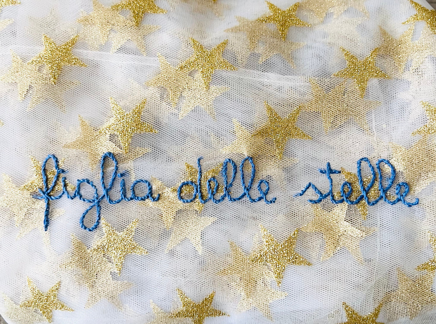 Borsa a mano in tulle con stelle oro “figlia delle stelle” ricamata a mano