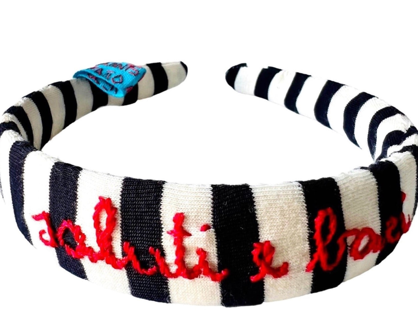 Cerchietto per capelli a righe blu ricamato a mano "saluti e baci" in rosso.