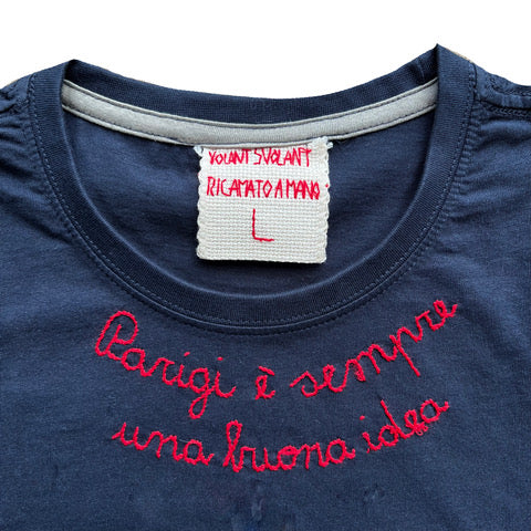 t-shirt blu navy ricamata a mano davanti e dietro "Parigi e' sempre una buona idea/Sabrina, 1954" in rosso