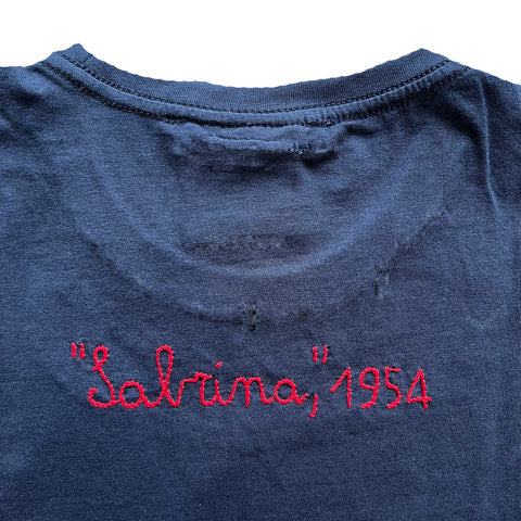t-shirt blu navy ricamata a mano davanti e dietro "Parigi e' sempre una buona idea/Sabrina, 1954" in rosso