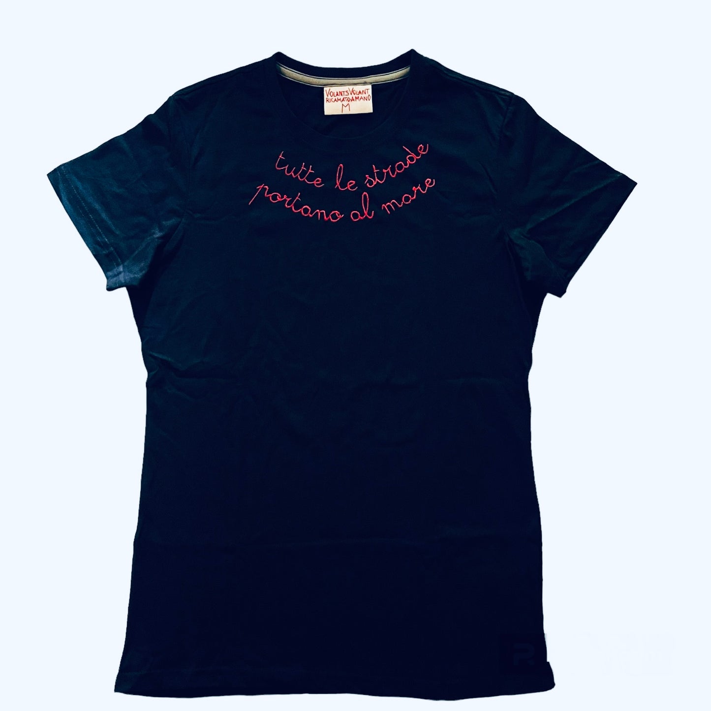 t-shirt blu navy ricamata a mano "tutte le strade portano al mare" in rosso