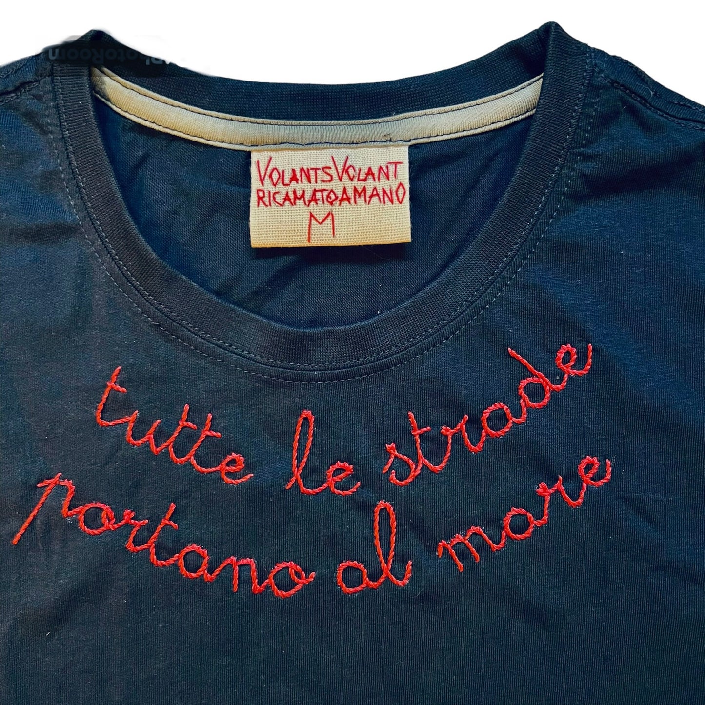 t-shirt blu navy ricamata a mano "tutte le strade portano al mare" in rosso