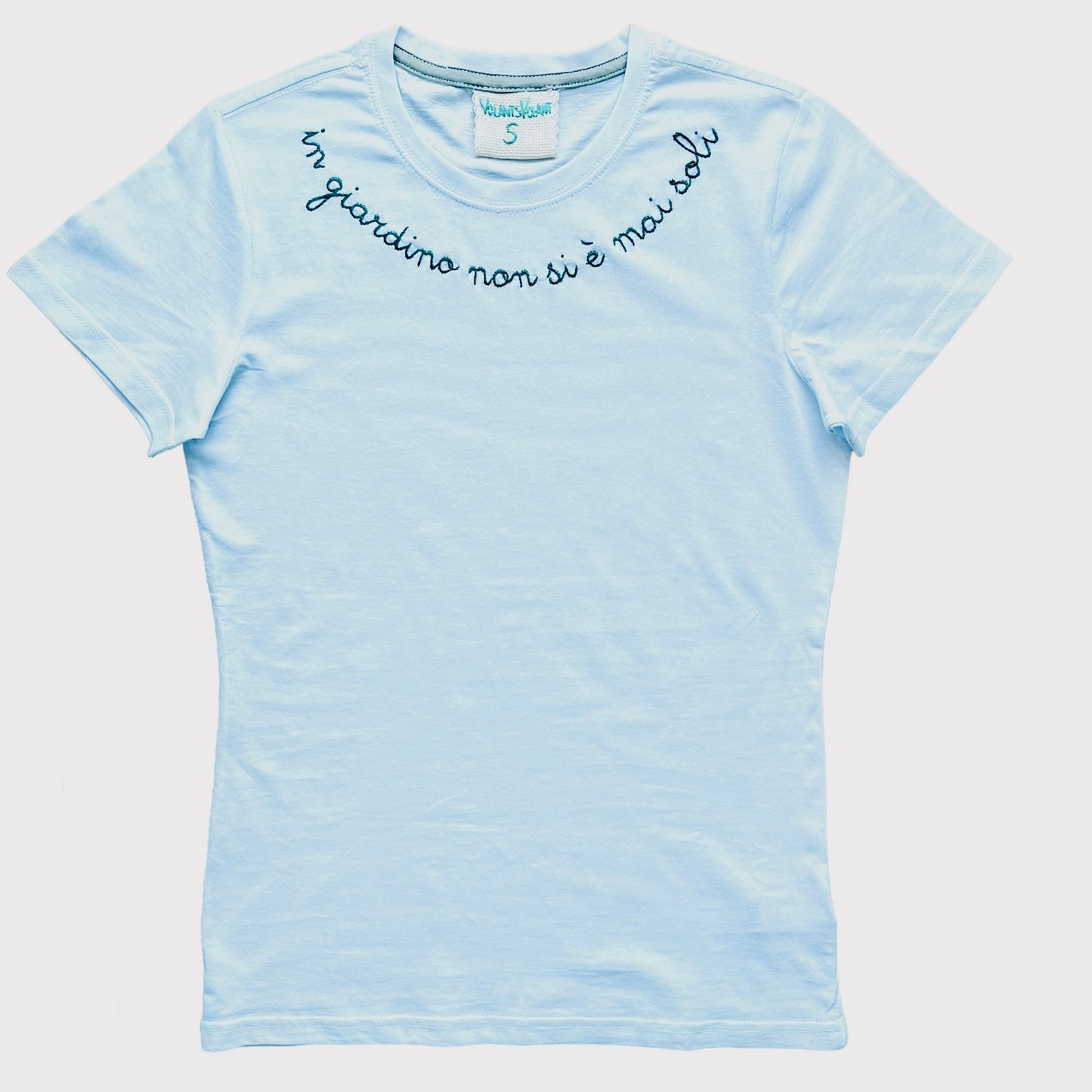 t-shirt bianca " in giardino non si e' mai soli" ricamata a mano