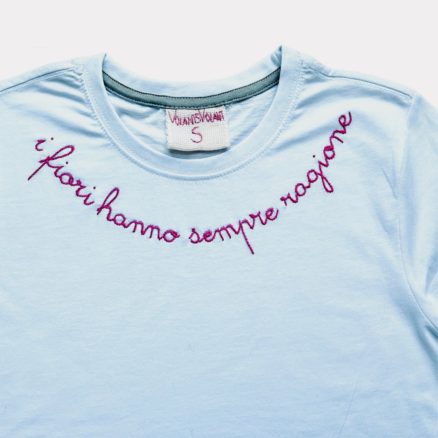 t-shirt bianca "i fiori hanno sempre ragione" ricamata a mano