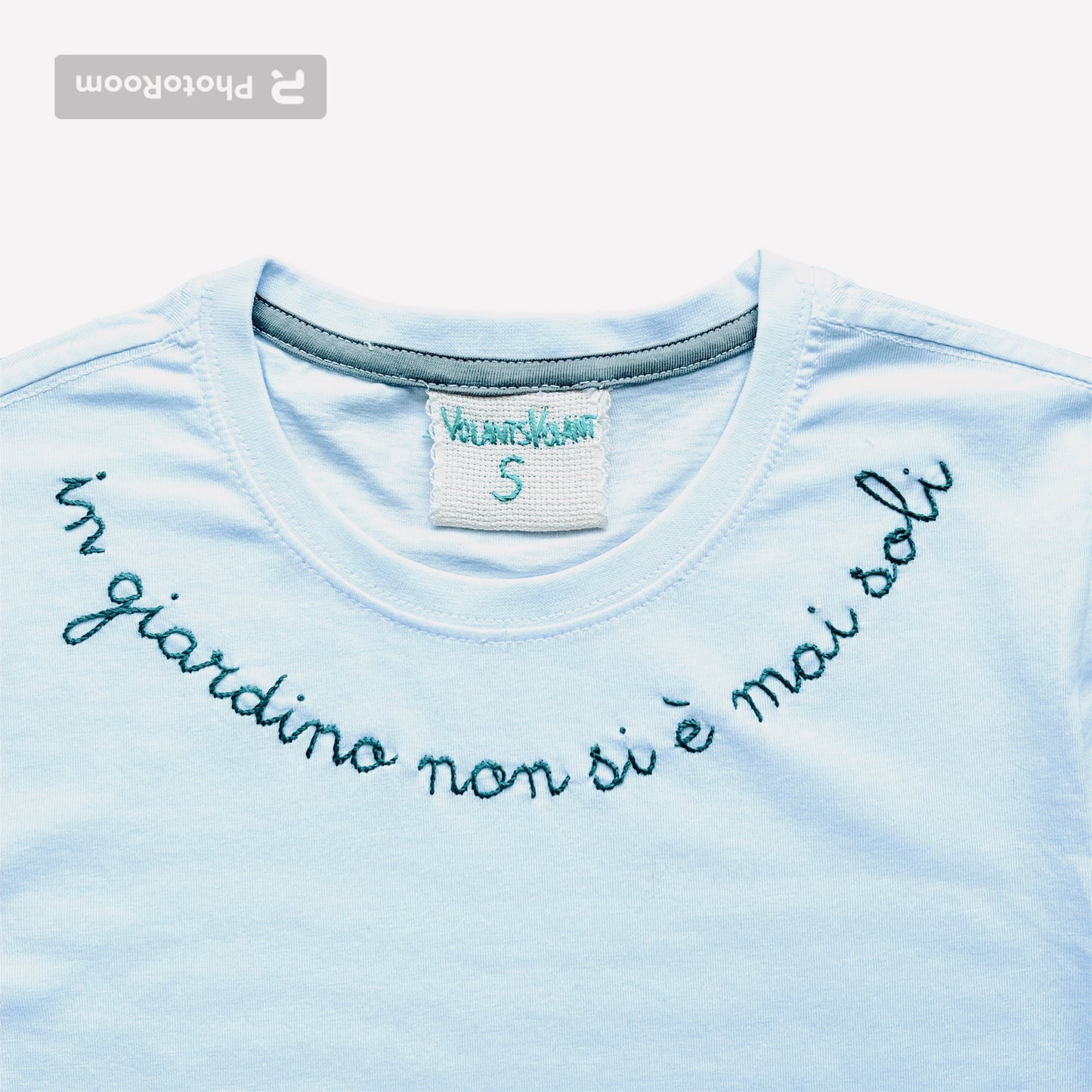 t-shirt bianca " in giardino non si e' mai soli" ricamata a mano