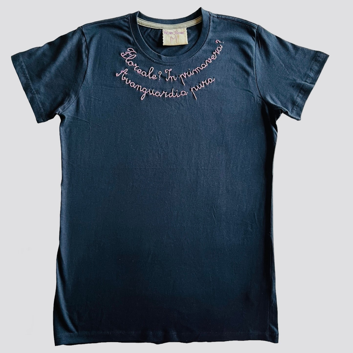 t-shirt blu navy ricamata a mano "Floreale? In primavera? Avanguardia pura"