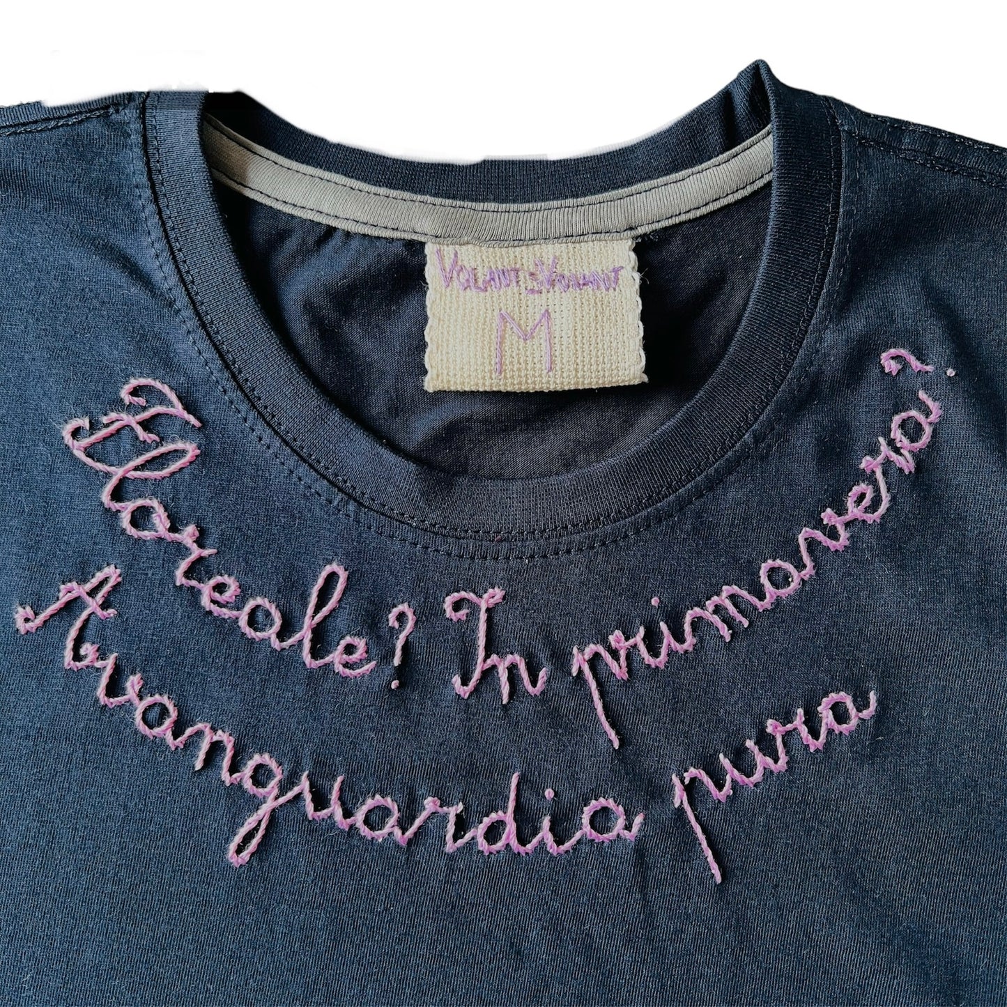 t-shirt blu navy ricamata a mano "Floreale? In primavera? Avanguardia pura"