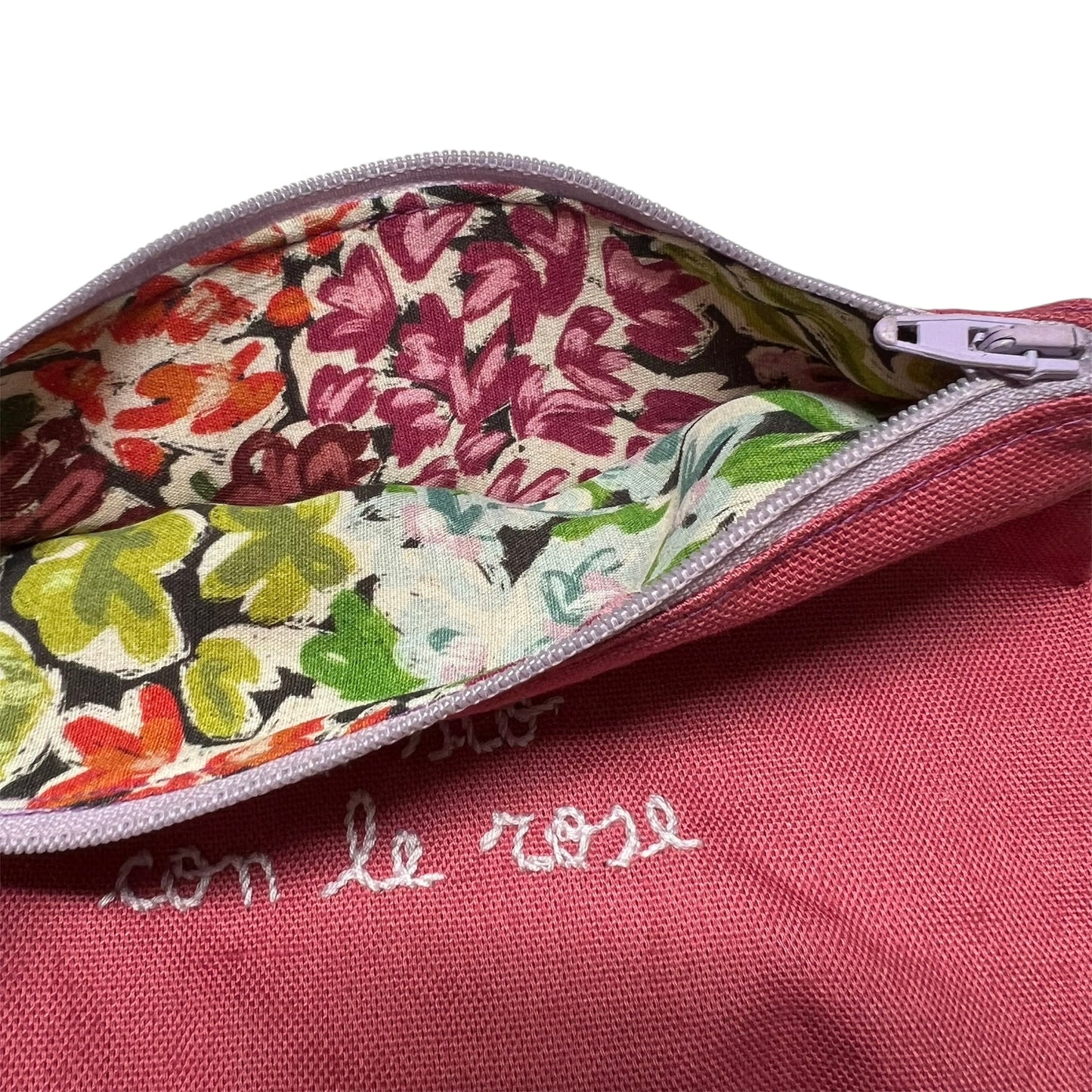 bustina in tela panama rosa scuro " io sto con le rose" ricamata a mano