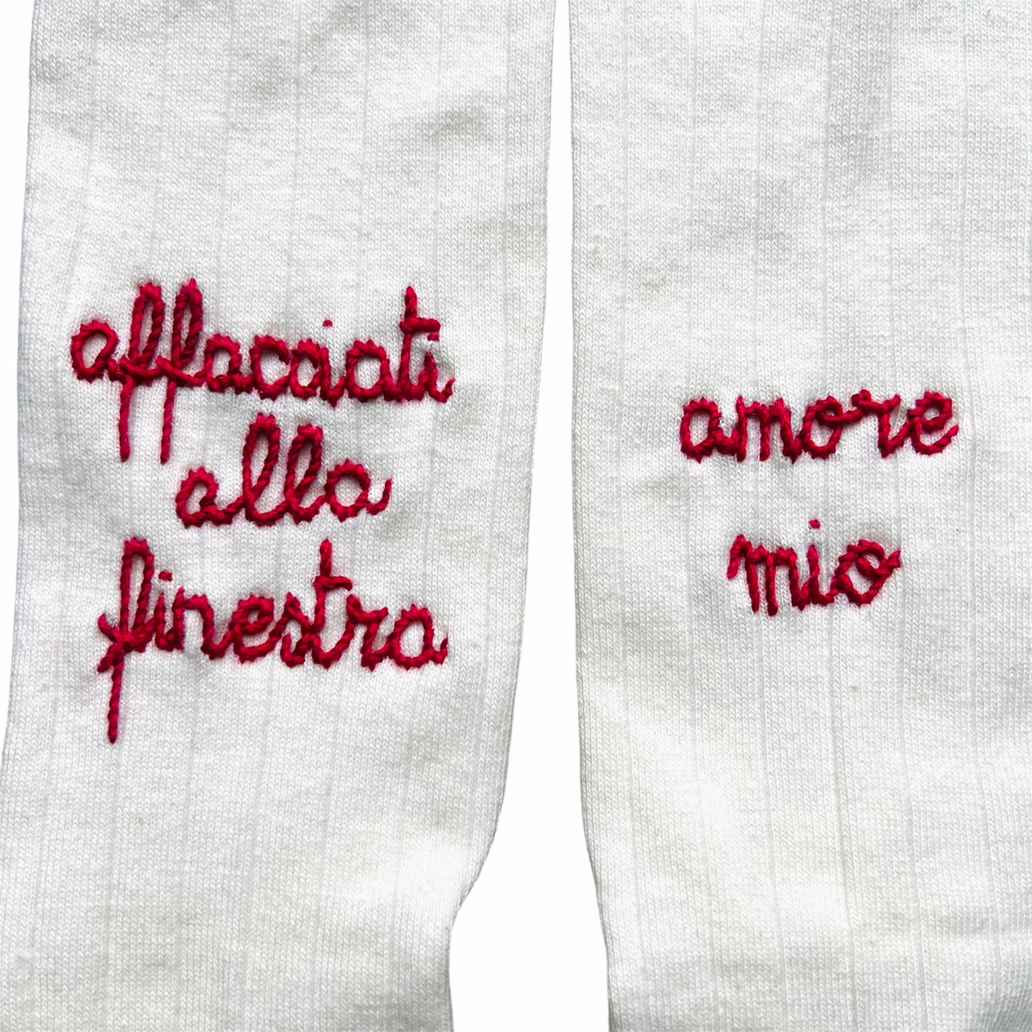 Calzini panna "affacciati alla finestra amore mio" ricamati a mano