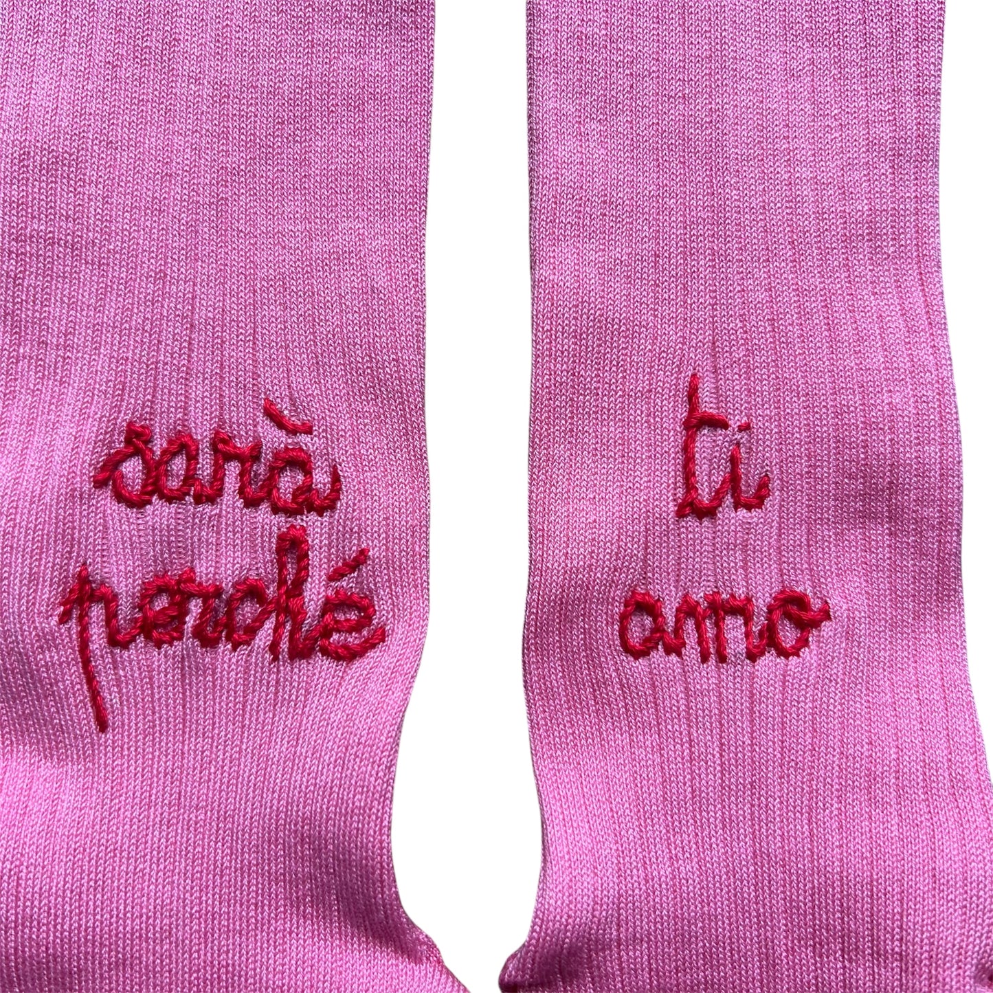 Calzini rosa peonia "sara' perche' ti amo" ricamati a mano