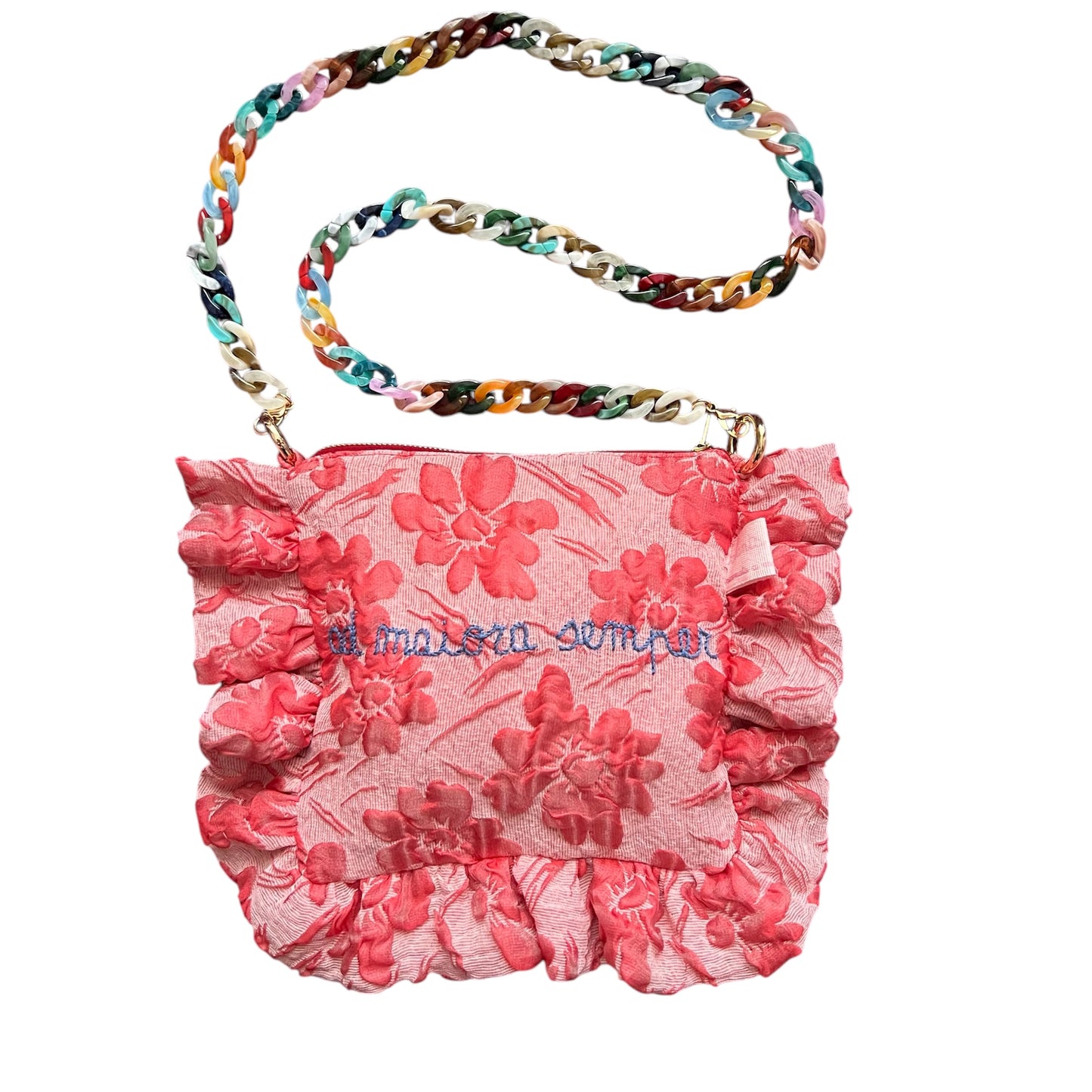 pochette in tessuto cloquet a fiori rosa con tracolla " ad maiora semper" ricamata a mano