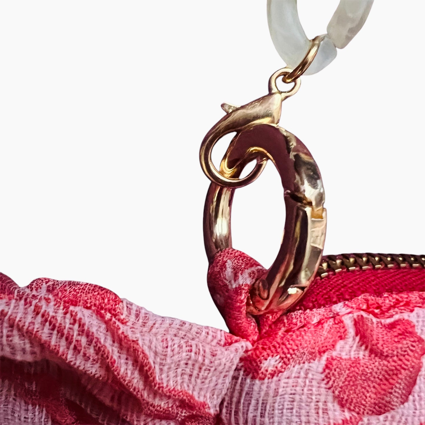 pochette in tessuto cloquet a fiori rosa con tracolla " ad maiora semper" ricamata a mano