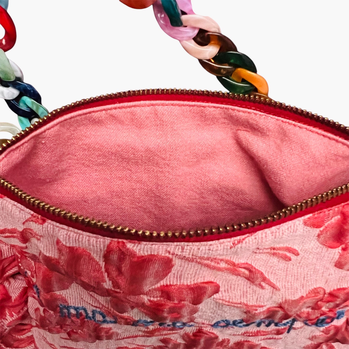 pochette in tessuto cloquet a fiori rosa con tracolla " ad maiora semper" ricamata a mano