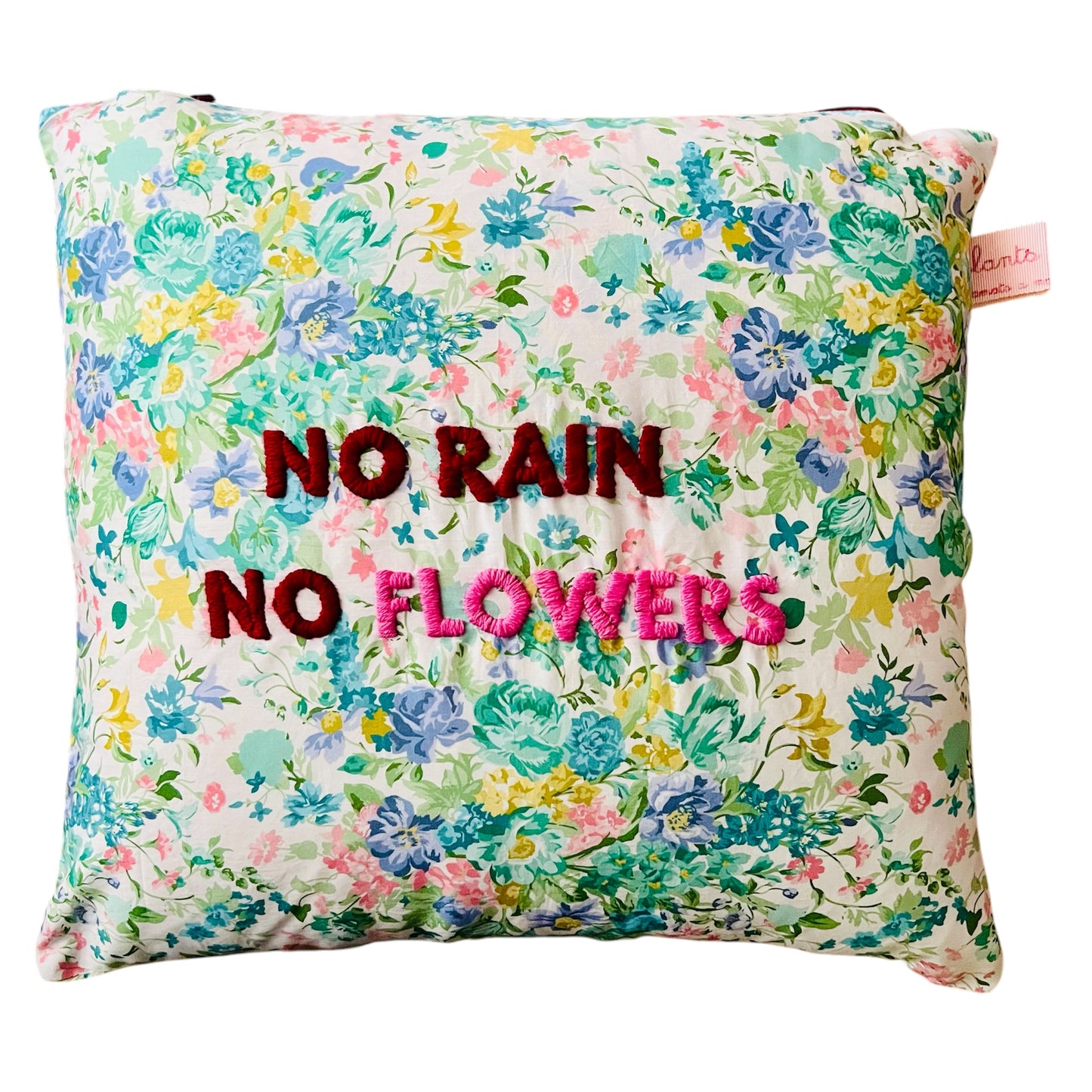 cuscino in tessuto Liberty of London vintage "no rain no flowers" ricamato a mano