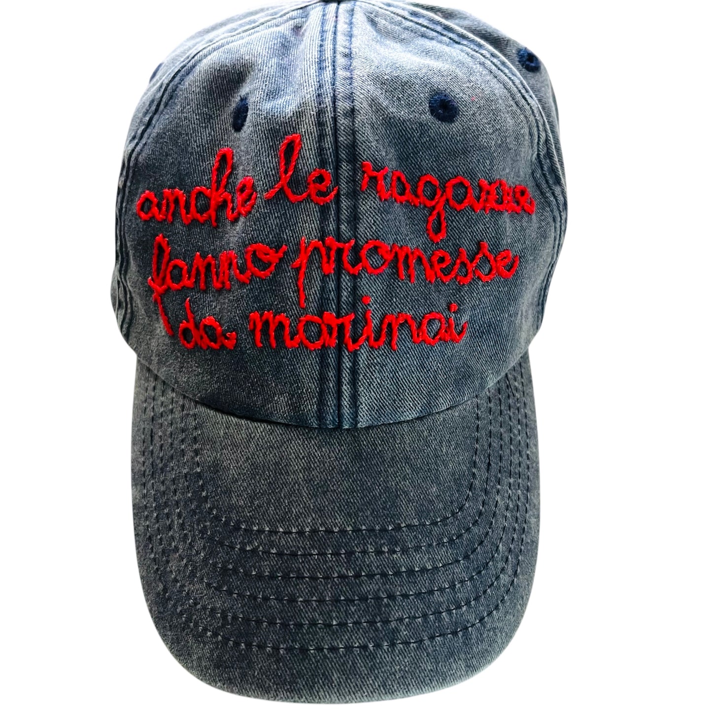 cappello con visiera blu denim stone washed "anche le ragazze fanno promesse da marinai" ricamato a mano