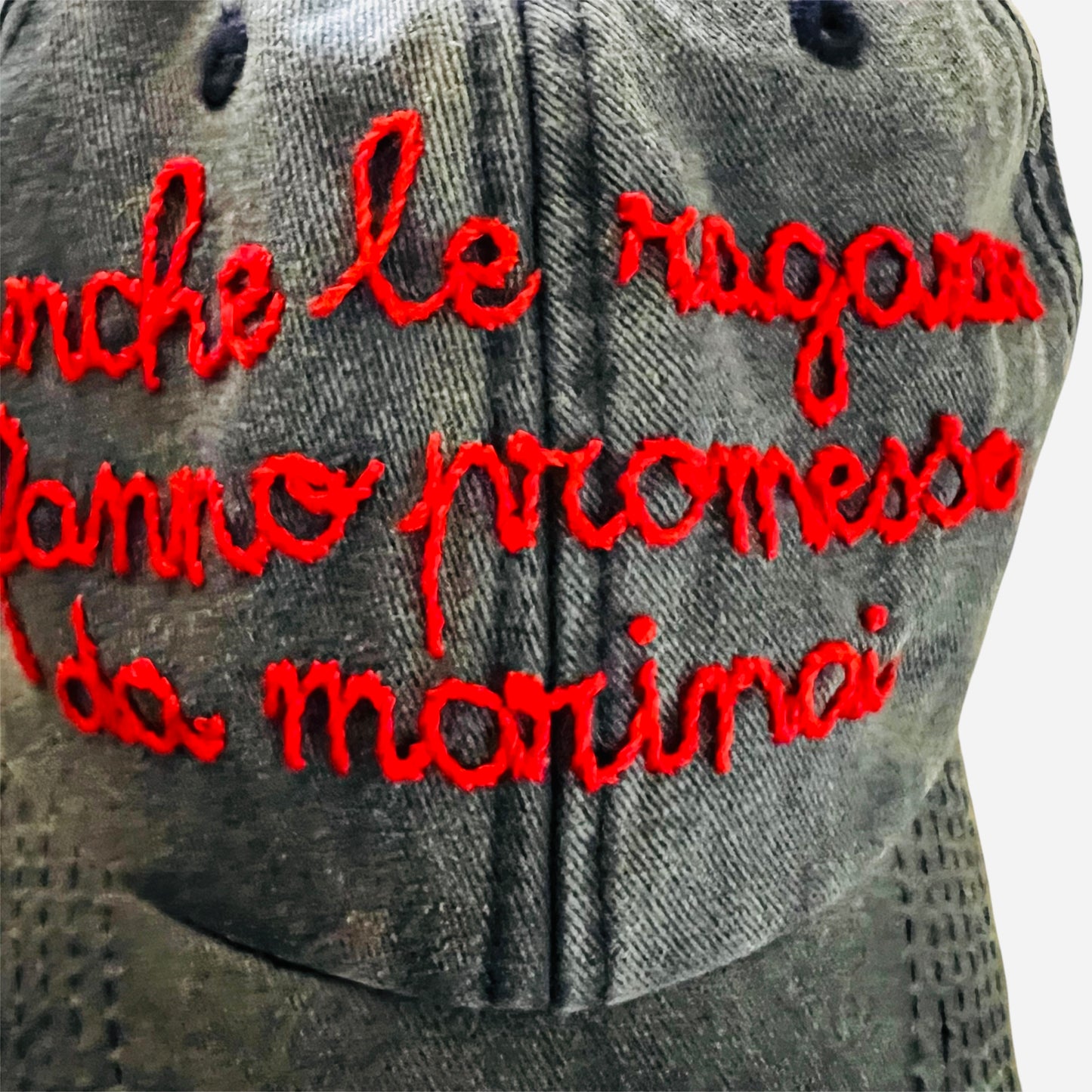 cappello con visiera blu denim stone washed "anche le ragazze fanno promesse da marinai" ricamato a mano