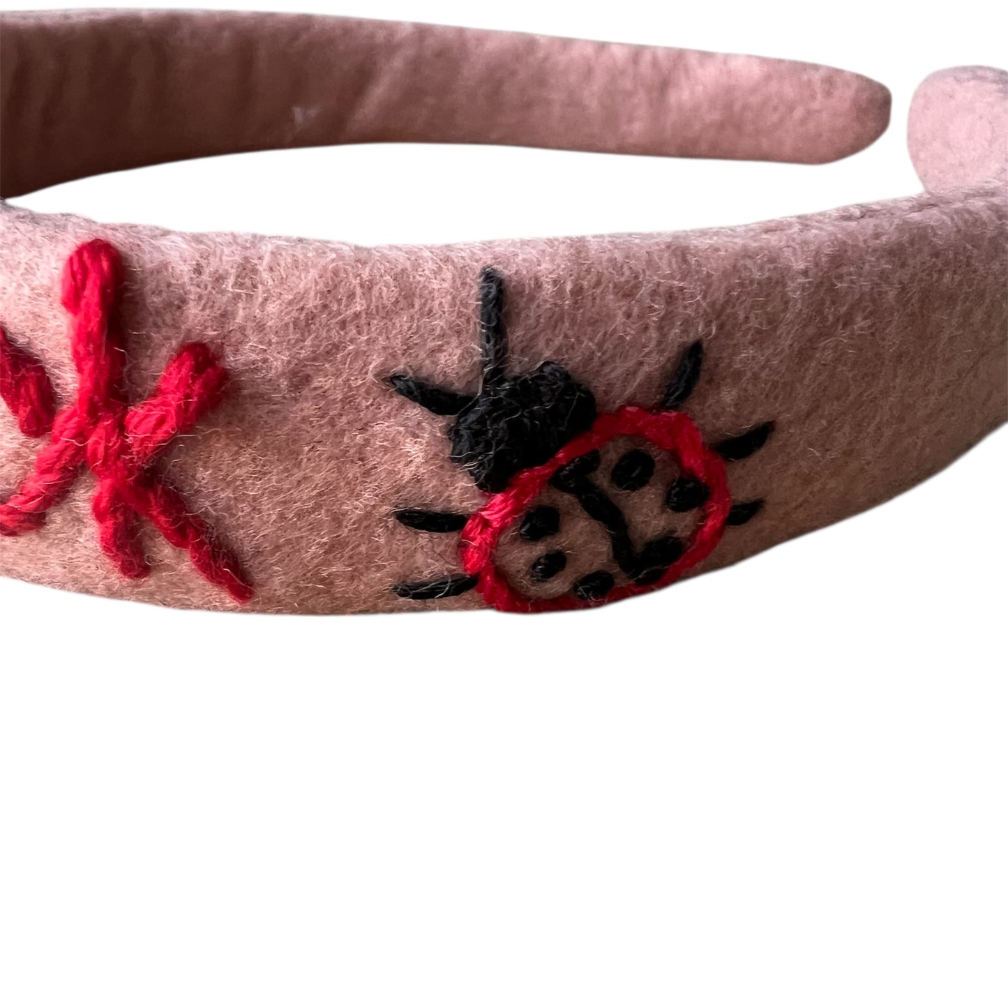 cerchietto per capelli rosa cipria "good luck" ricamato a mano con coccinella e quadrifoglio