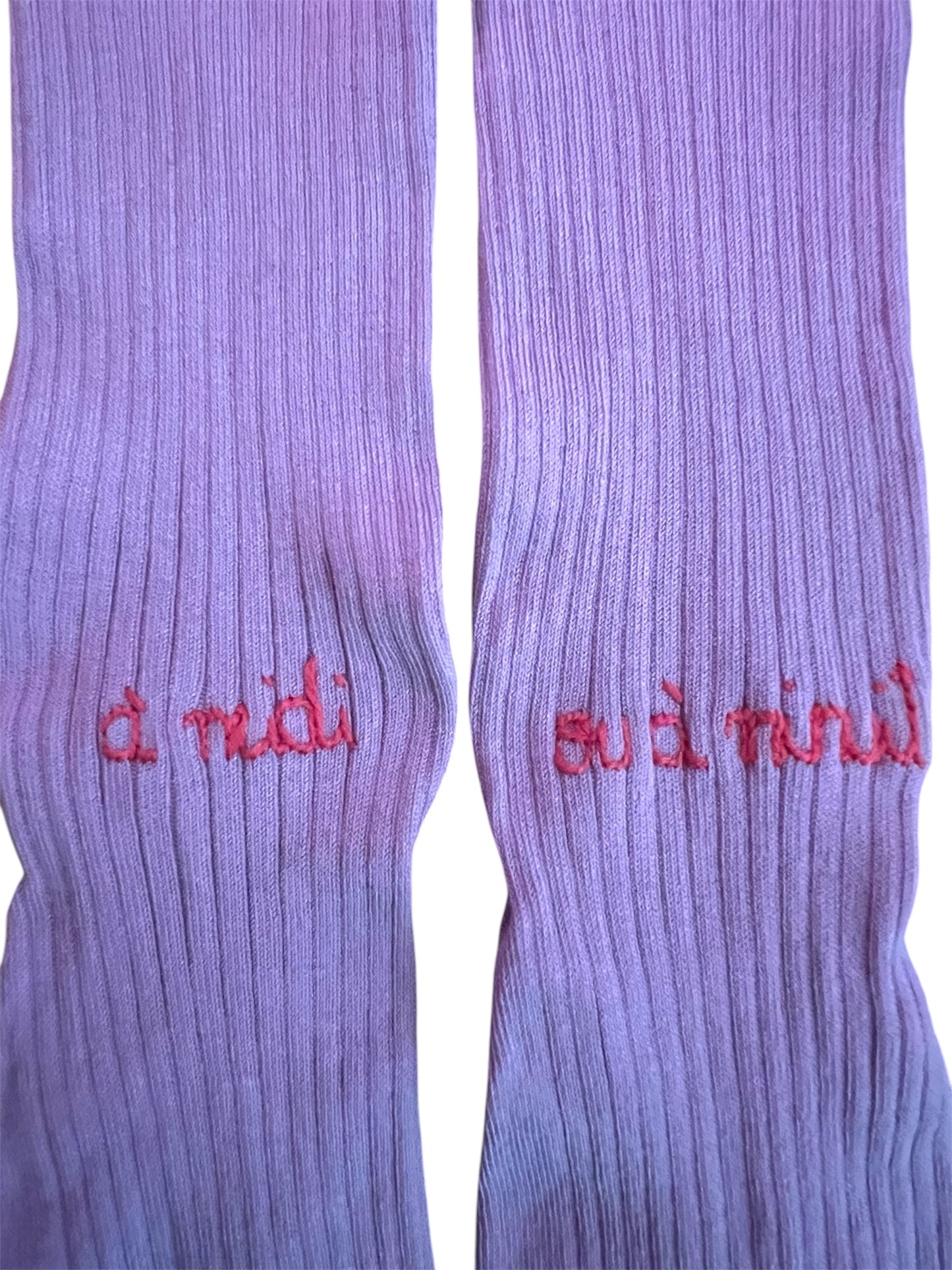 calzini in filo di Scozia lilla "à midi ou à minuit" ricamati a mano