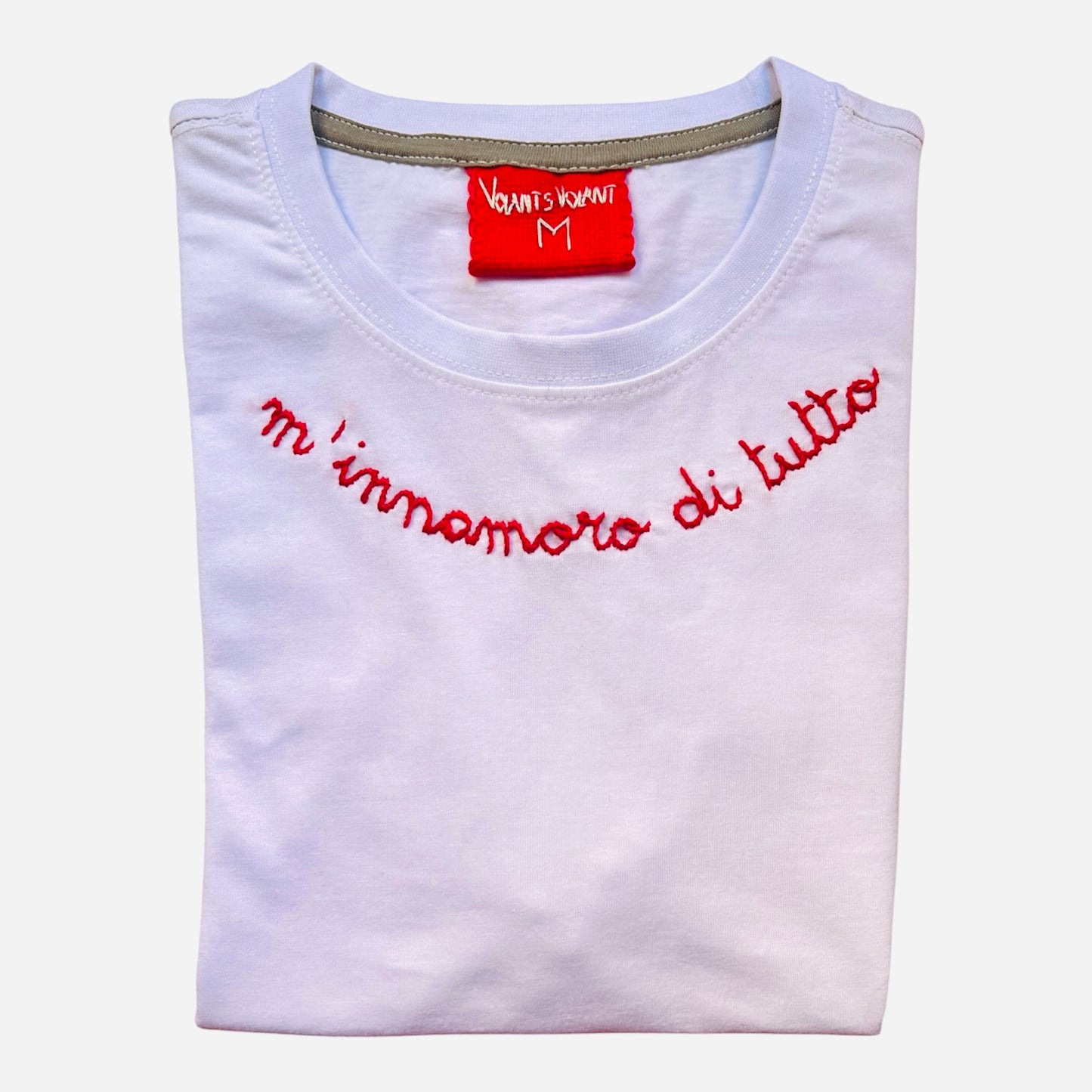 T-shirt bianca “m’innamoro di tutto” ricamata a mano