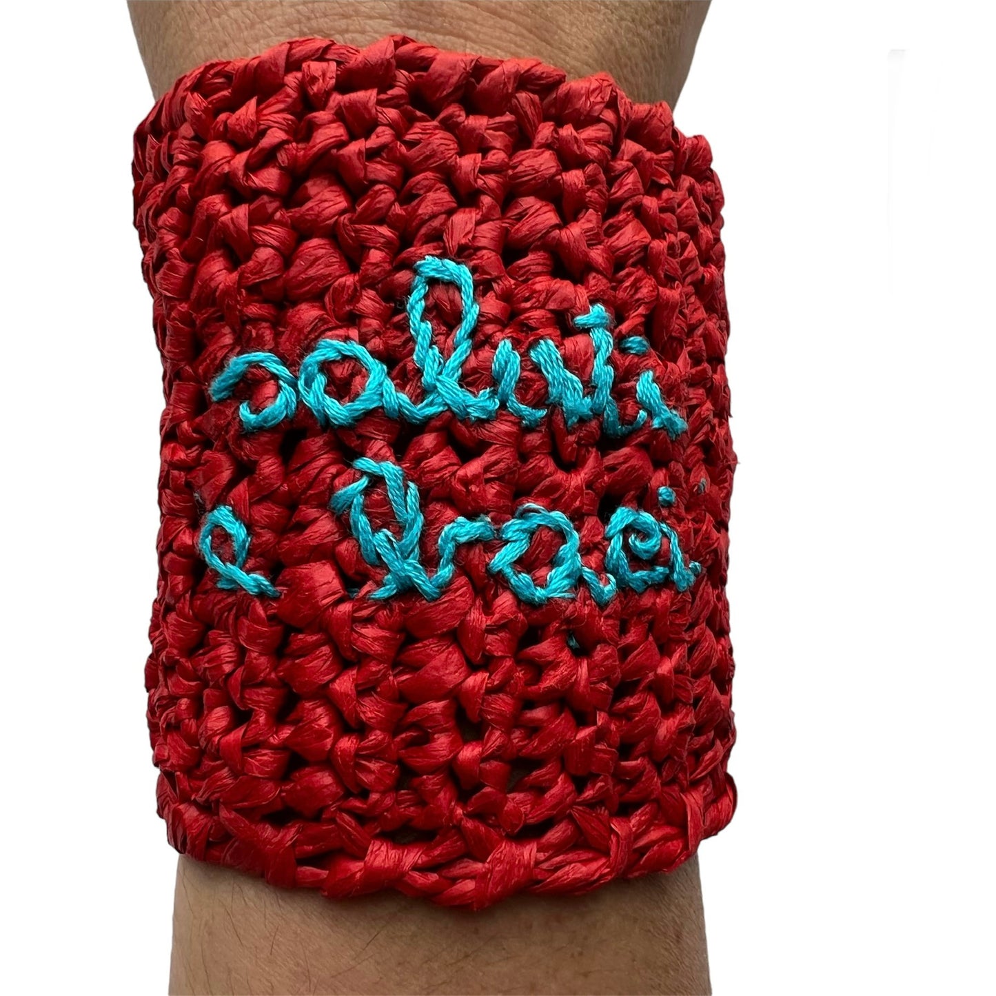 Bracciale alto rosso in rafia "saluti e baci" ricamato a mano
