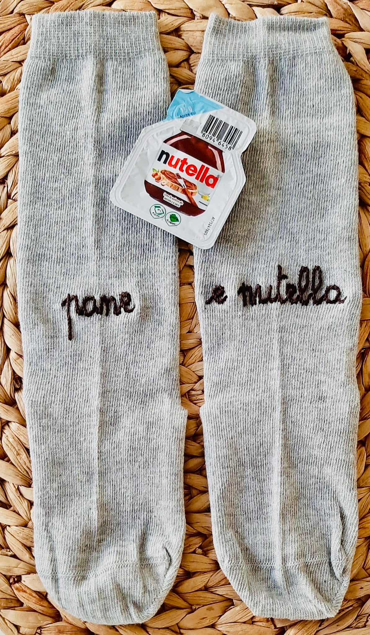 calzini grigio chiaro "pane e nutella" ricamati a mano