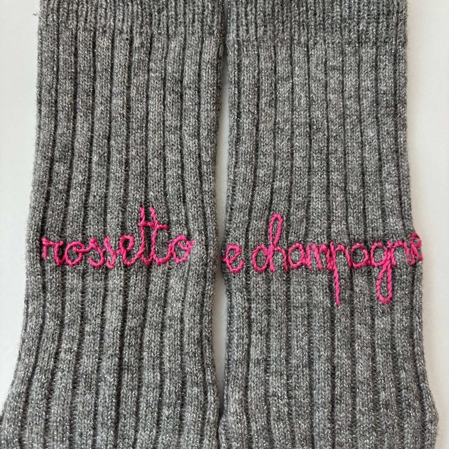 Calzini grigio medio con lurex "rossetto e champagne" ricamati a mano