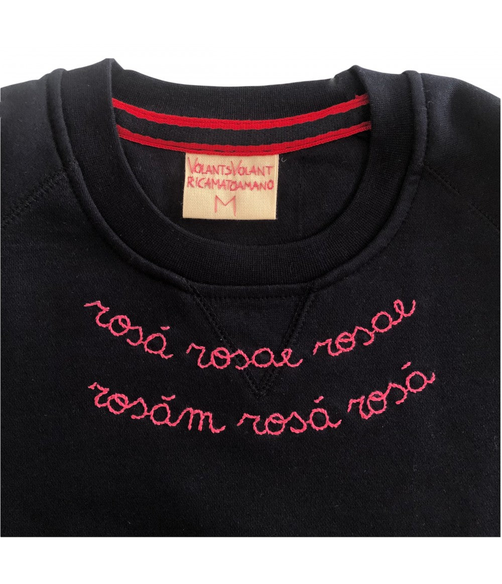 felpa blu navy ricamata a mano "rosa rosae..." in rosa