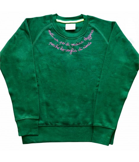 felpa verde ricamata a mano davanti e dietro "metti un po' di musica leggera perche' ho voglia di niente/anzi leggerissima" in rosa