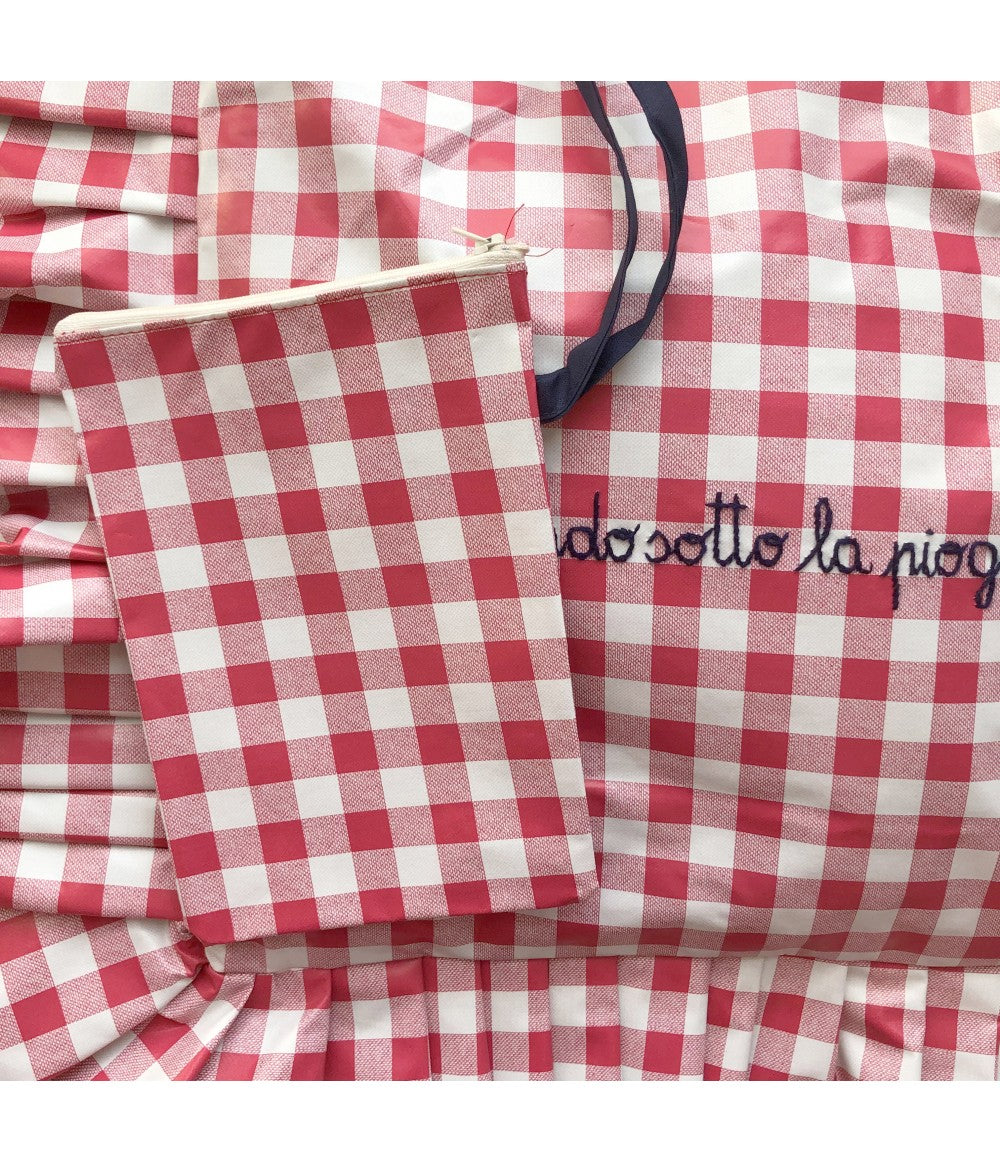 Shopping bag tessuto cerato vichy rosso ciliegia ricamata a mano "cantando sotto la pioggia"