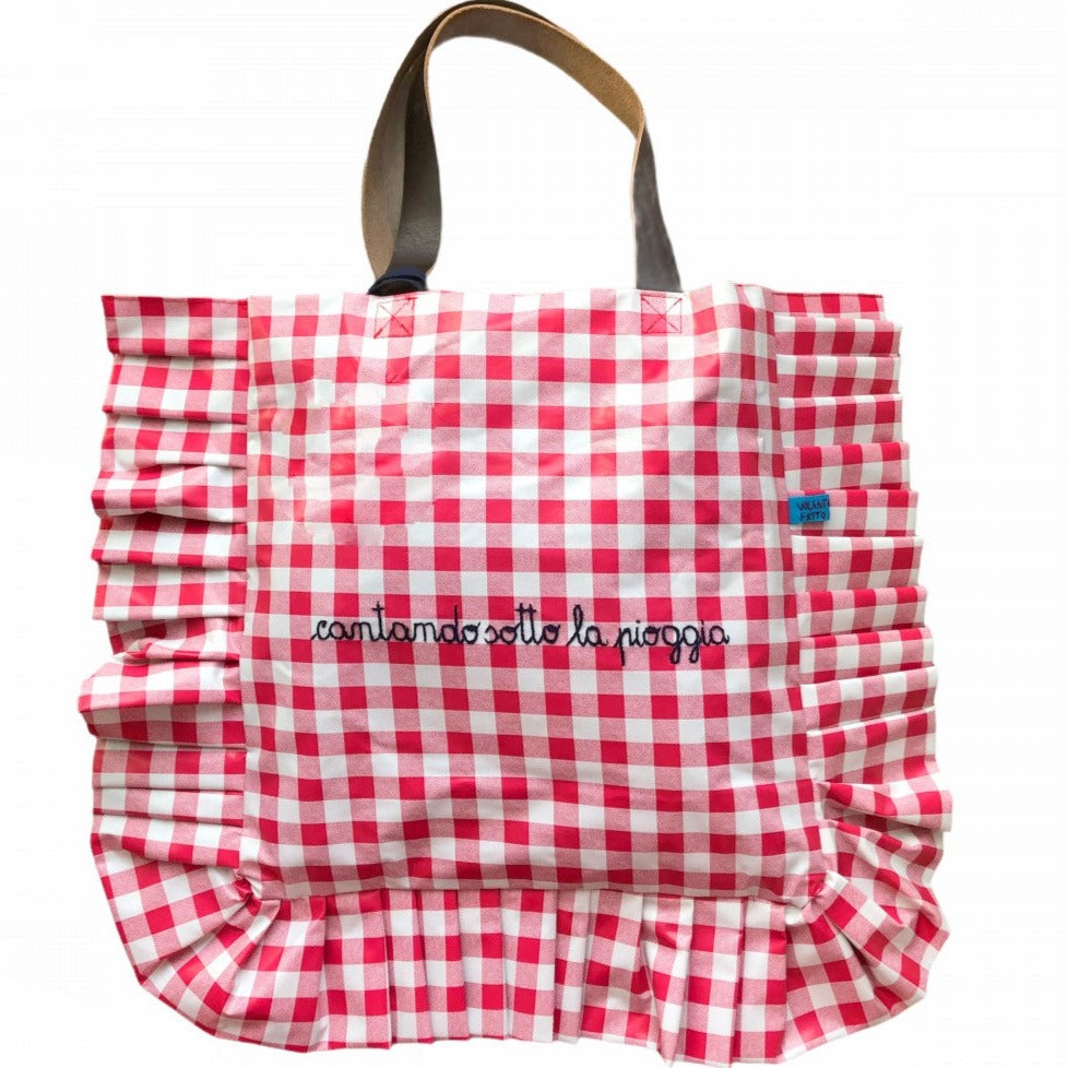 Shopping bag tessuto cerato vichy rosso ciliegia ricamata a mano "cantando sotto la pioggia"